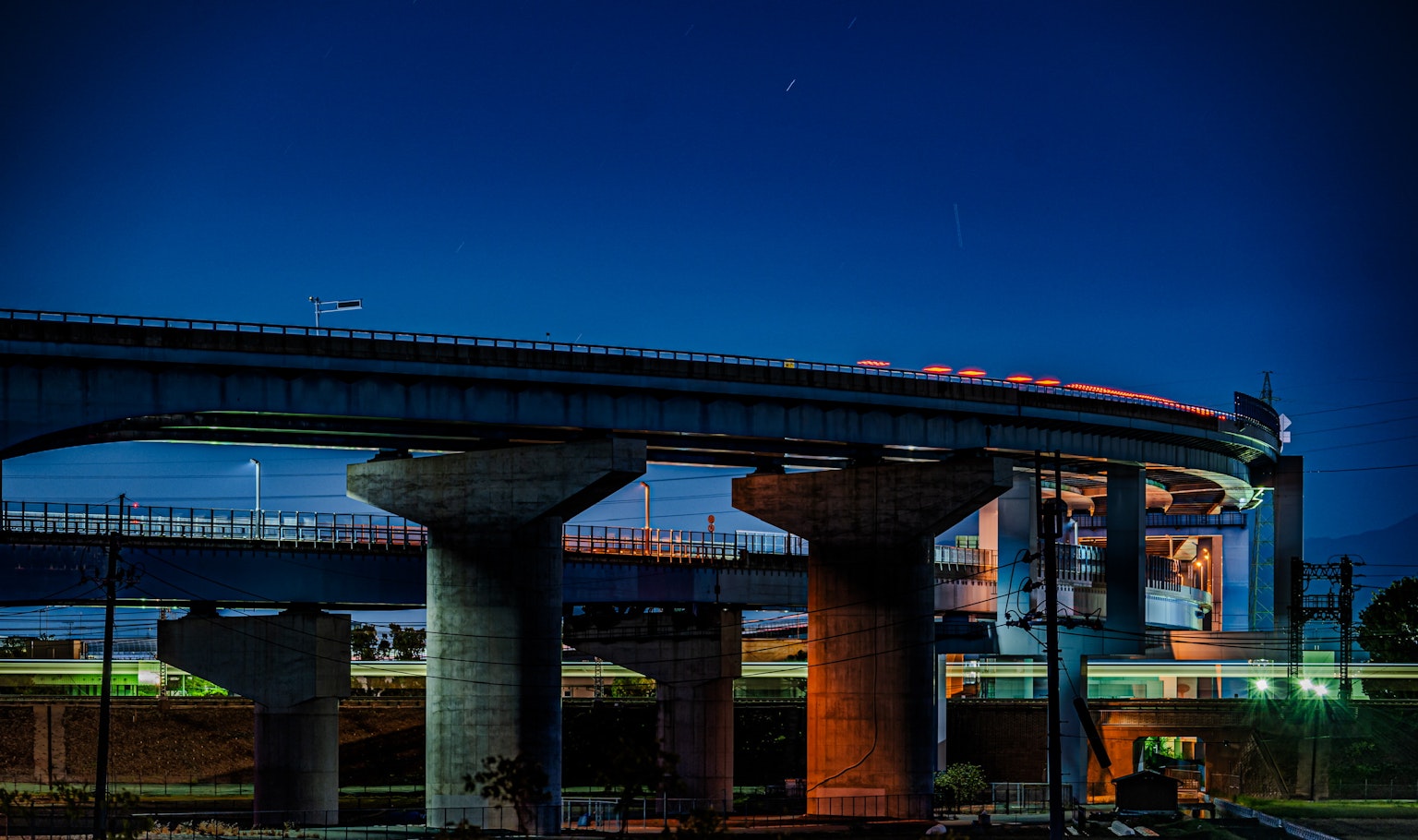 Nachtansicht der erhöhten Autobahnstruktur mit Stützpfeilern