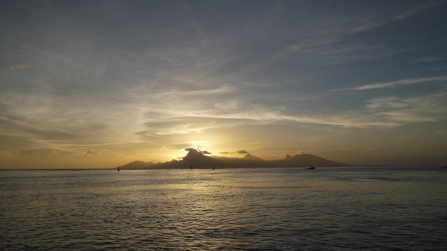 Vue pittoresque de l'océan au coucher de soleil avec la silhouette d'une île