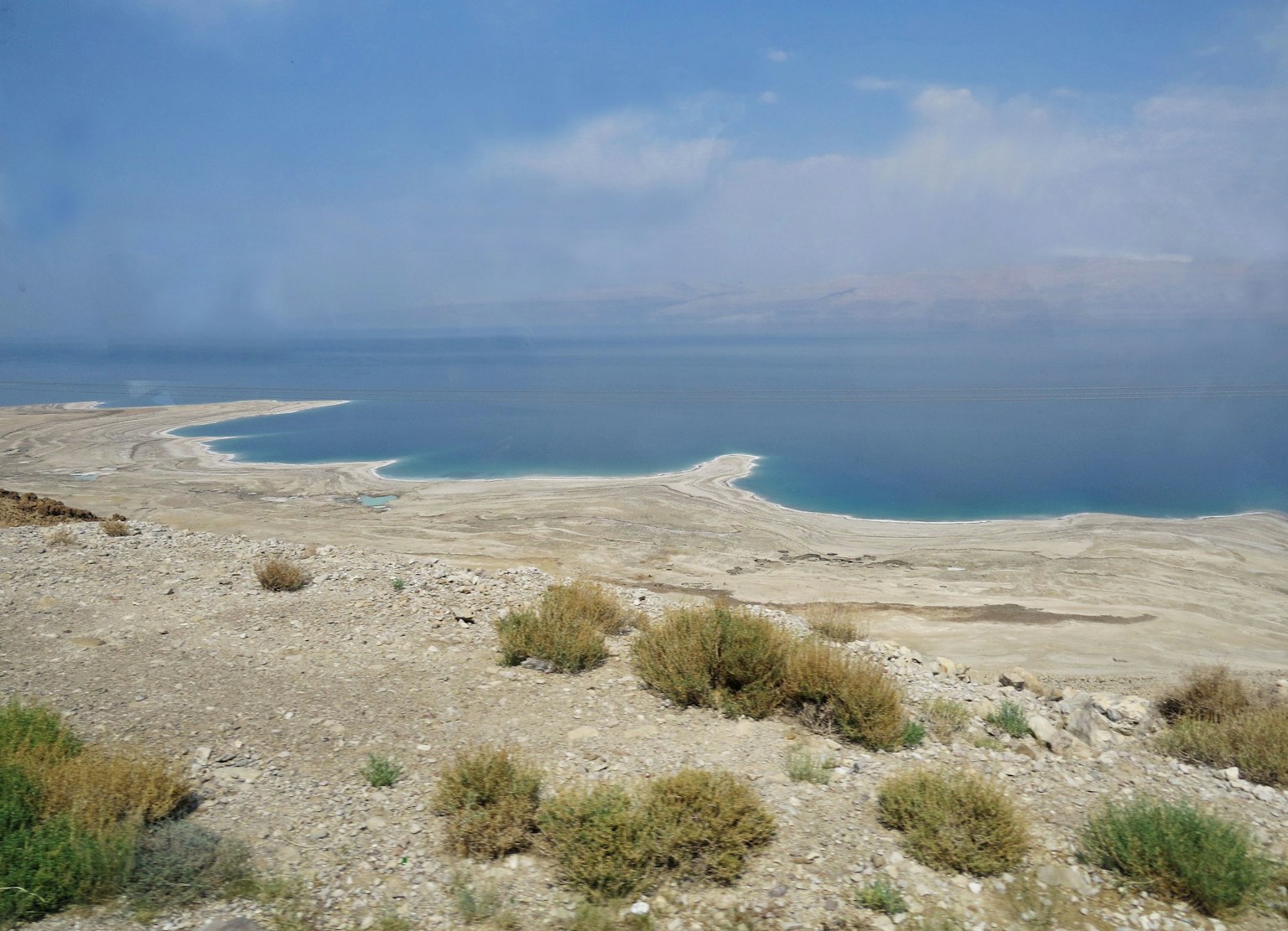 Vue panoramique de la mer Morte avec un terrain sec