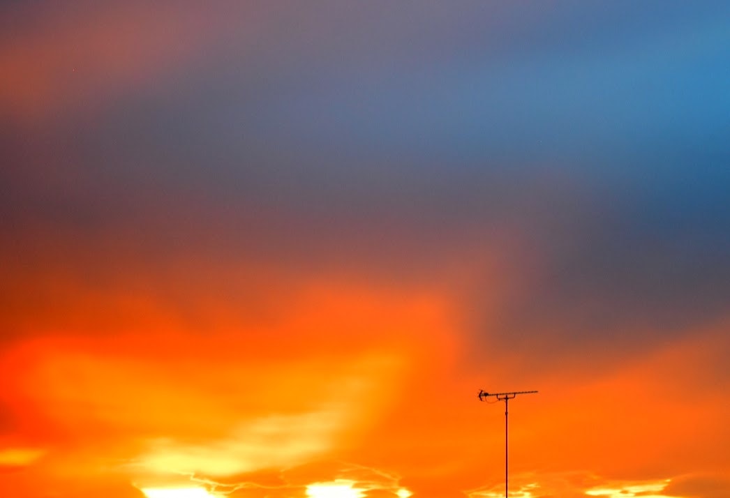 赤く染まる夕空のアンテナと雲のグラデーション