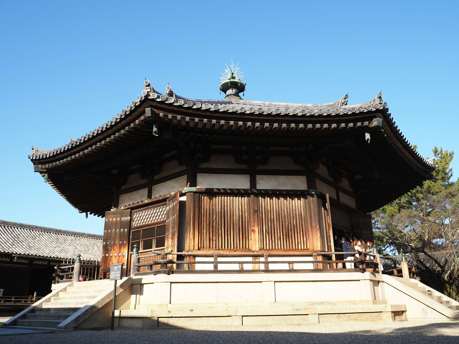 Historisches japanisches Tempelgebäude mit schönem Dach und Holzfassade