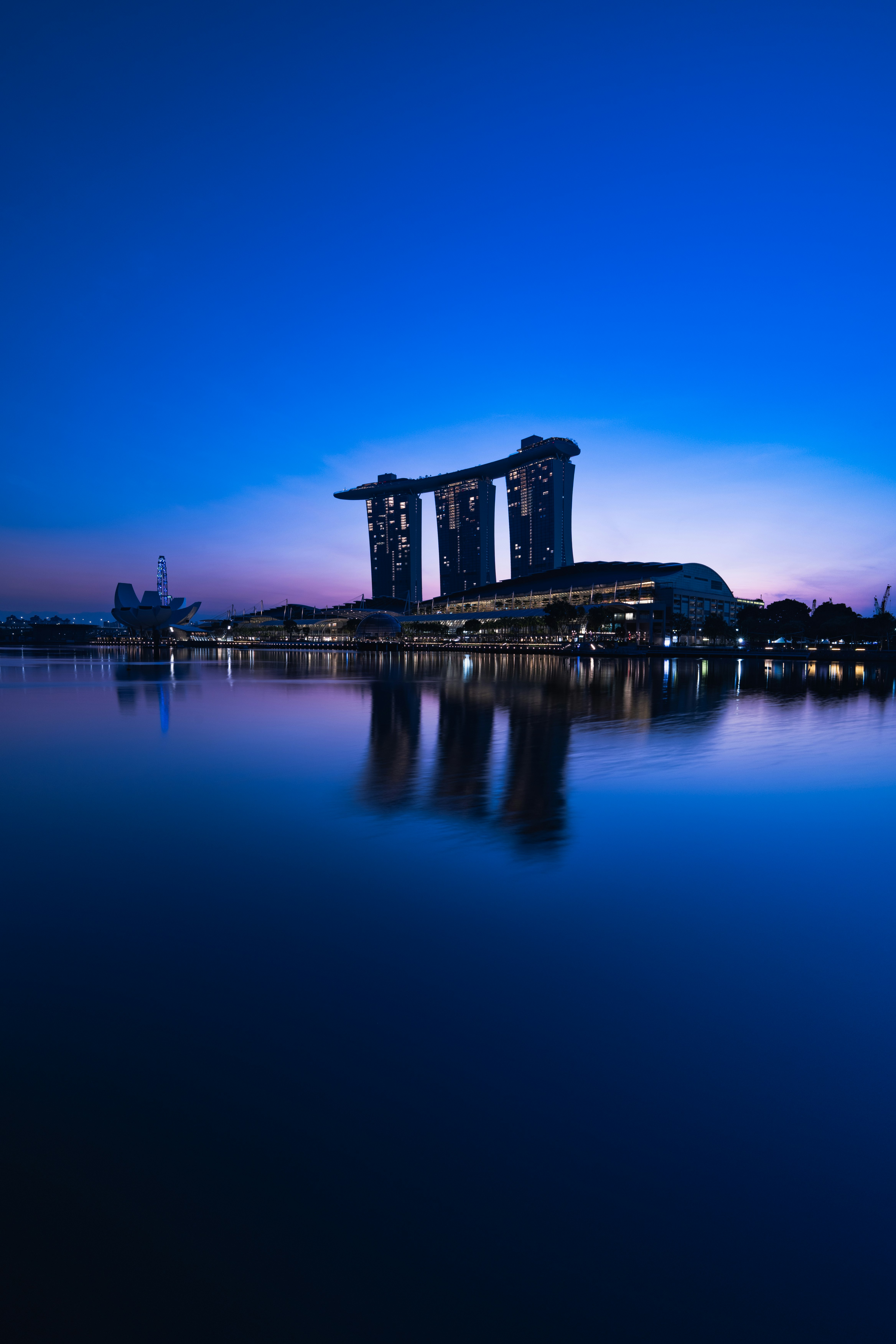 Marina Bay Sands al amanecer, reflejos azules en el agua