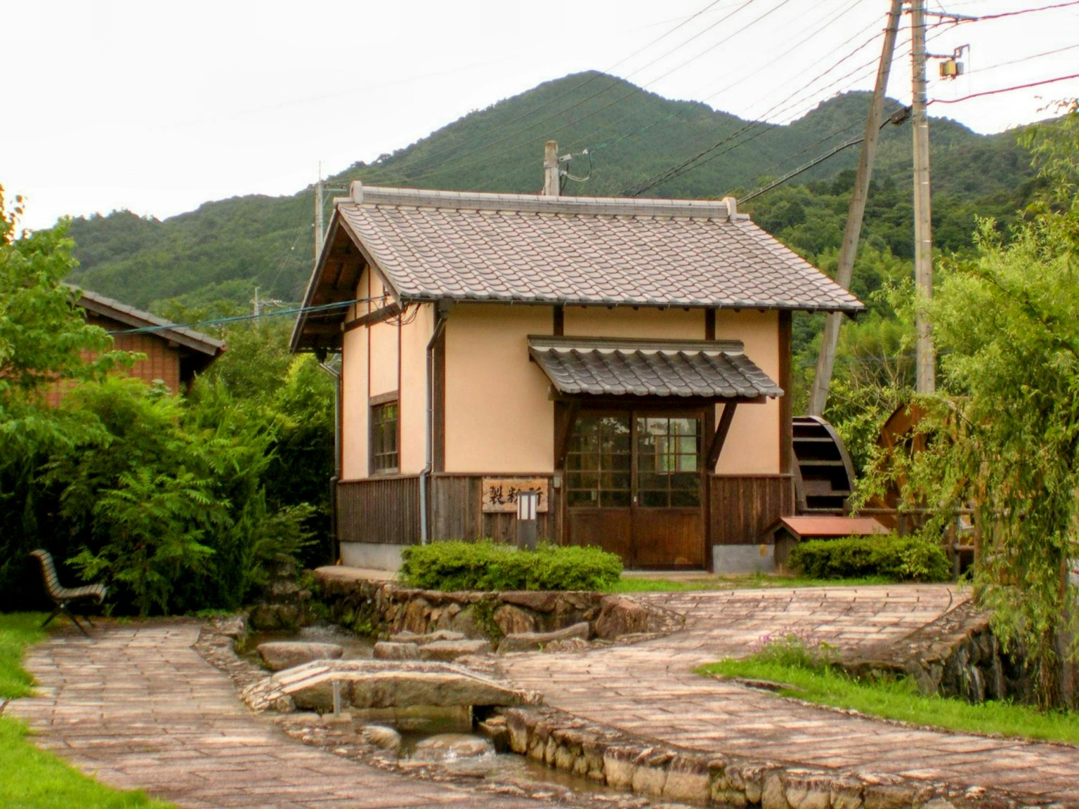 被郁郁蔥蔥的綠色和山脈環繞的傳統日本房屋