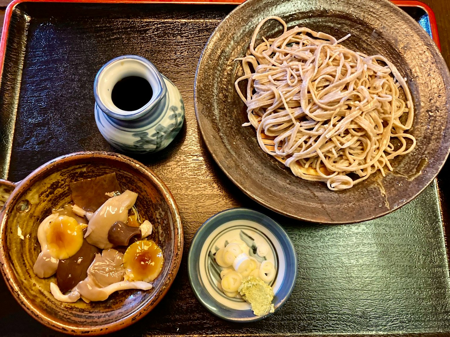 一盘荞麦面配猪肉和沾酱