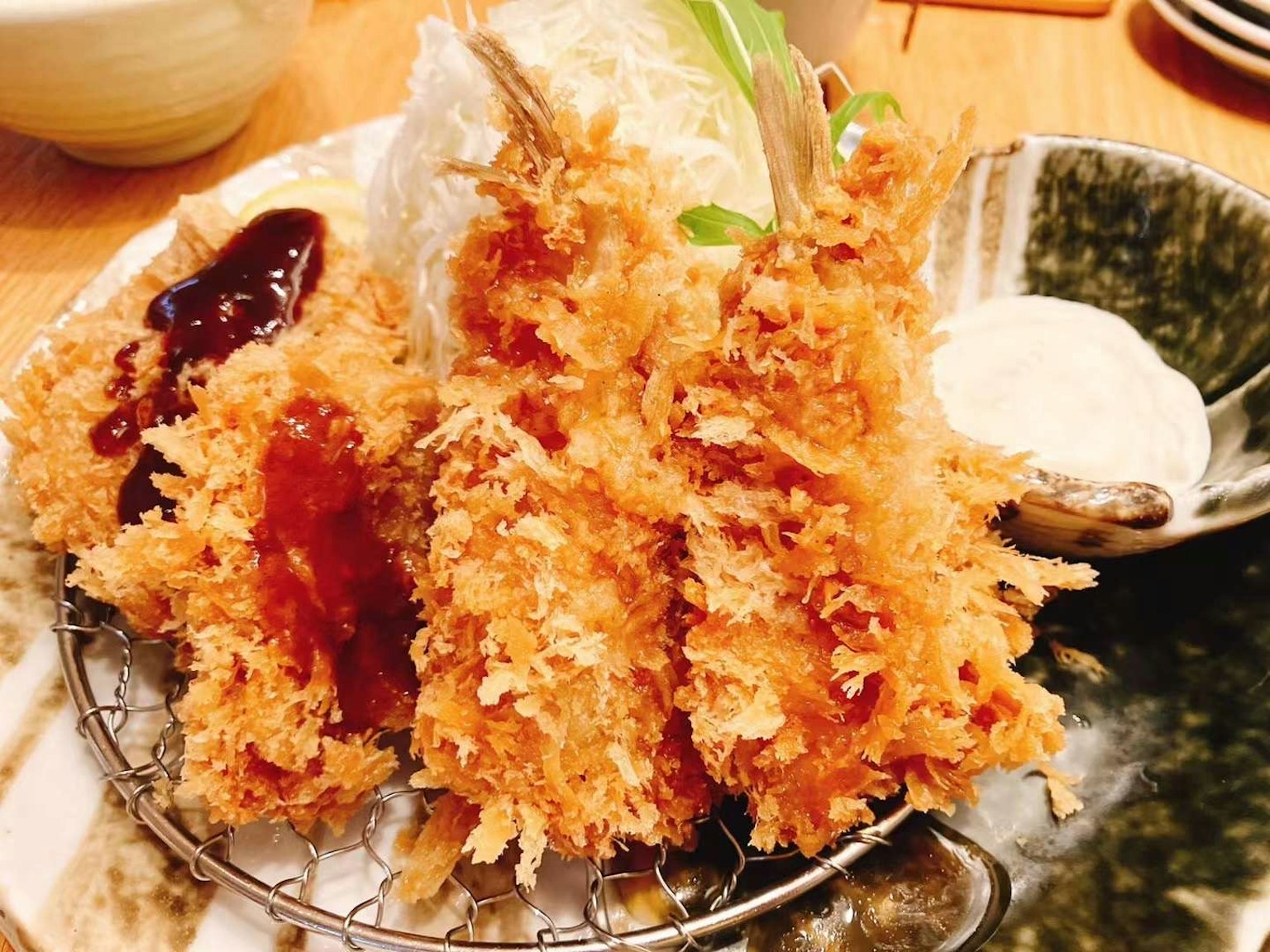 กุ้งชุบแป้งทอดกรอบบนจานพร้อมซอส