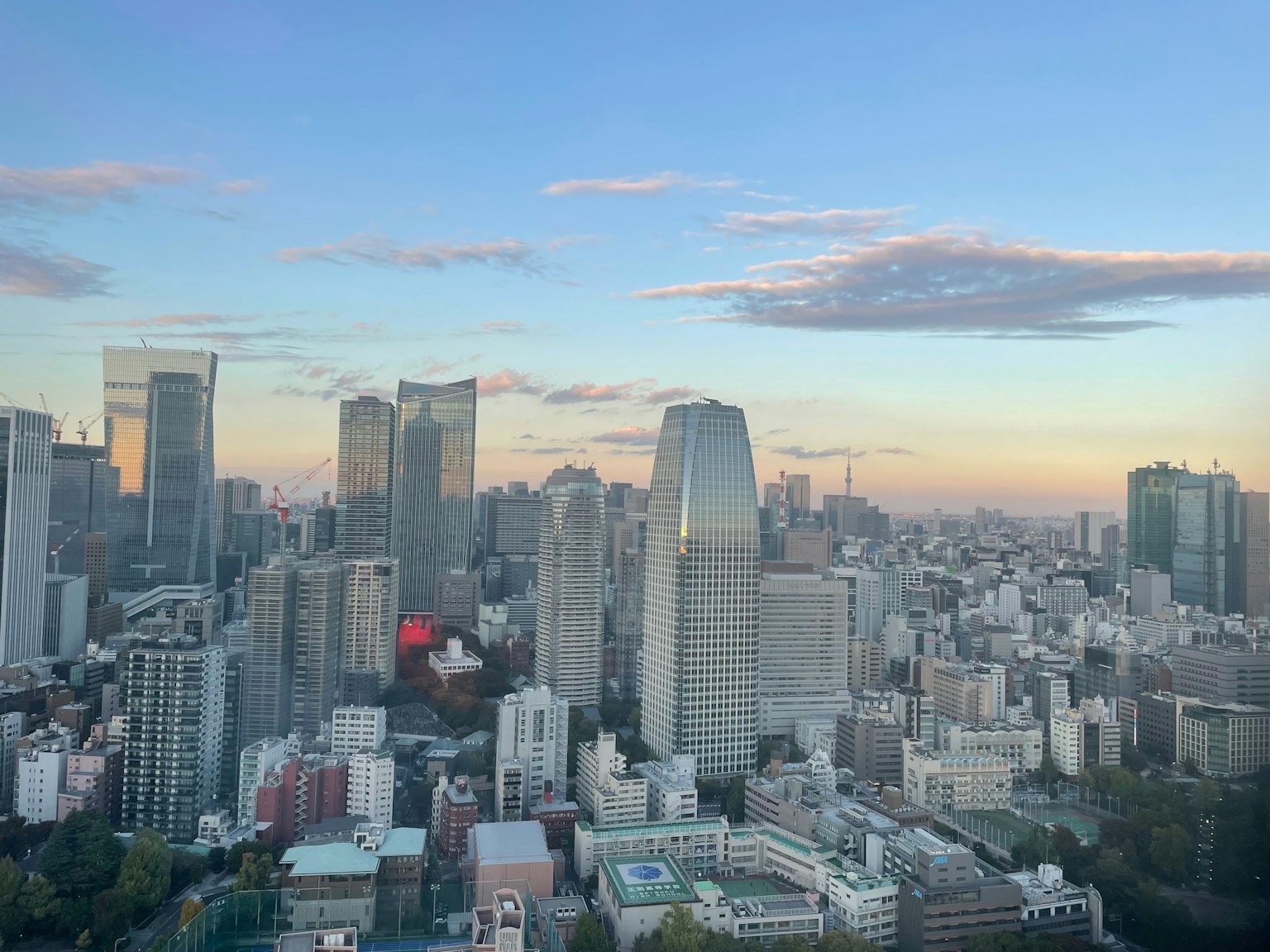 Magnifique horizon de Tokyo avec des gratte-ciel et un ciel de coucher de soleil
