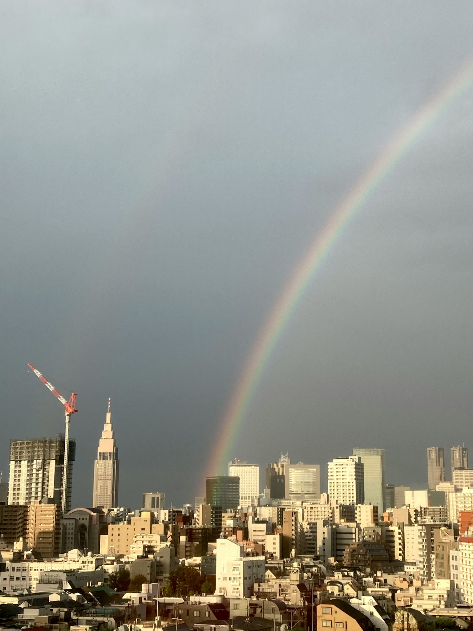 Horizon de Tokyo avec un arc-en-ciel et des nuages dramatiques