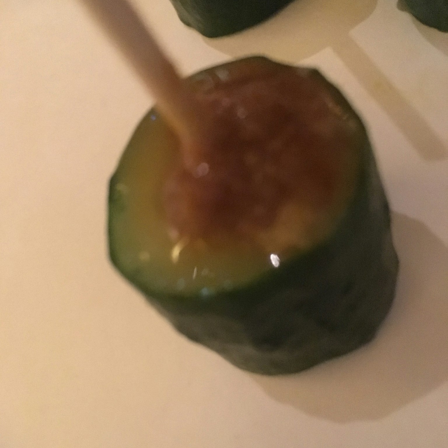 Irisan mentimun yang ditutupi saus manis
