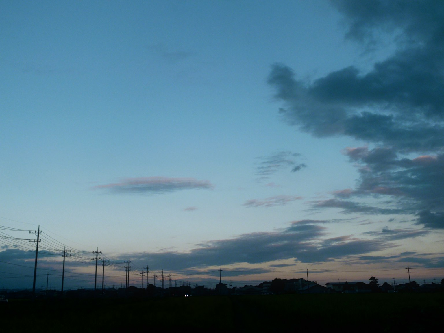 黃昏天空與柔和雲朵和電線