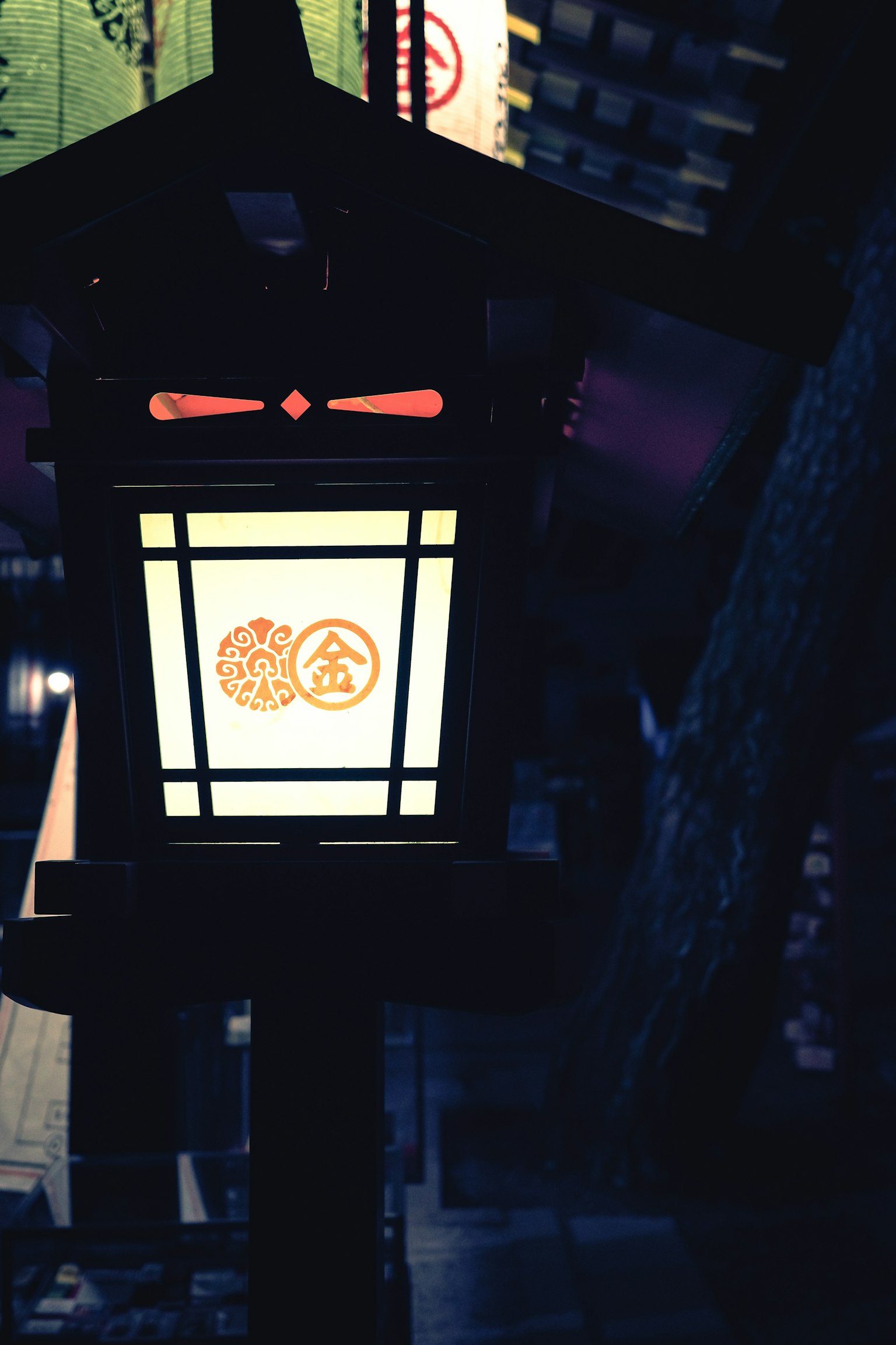 夜間照亮的傳統日本燈籠