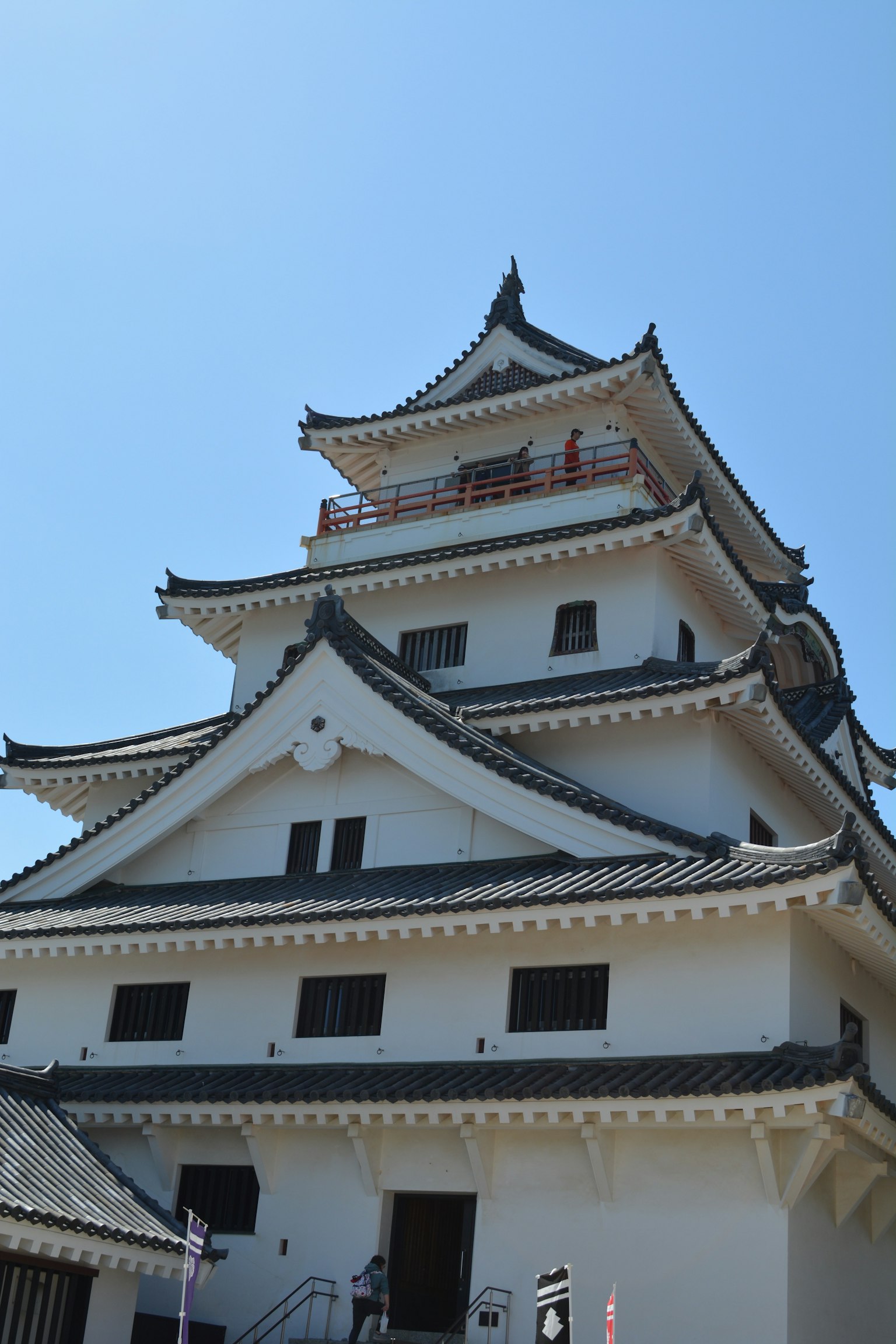 白い城の外観 高い屋根と伝統的なデザイン