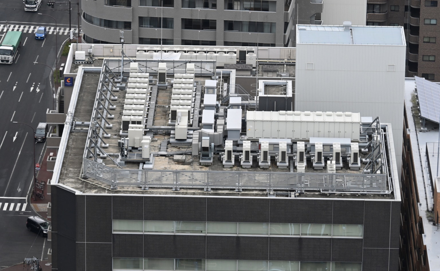 建築屋頂上空調設備與冷卻設備的佈局