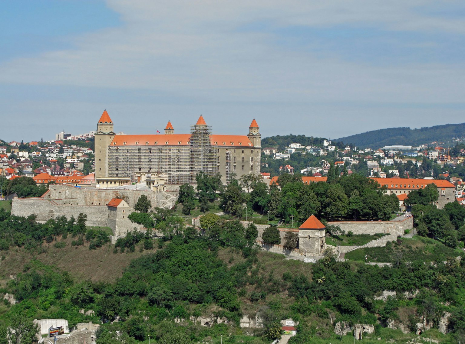 Pemandangan panorama Kastil Bratislava dengan bukit hijau