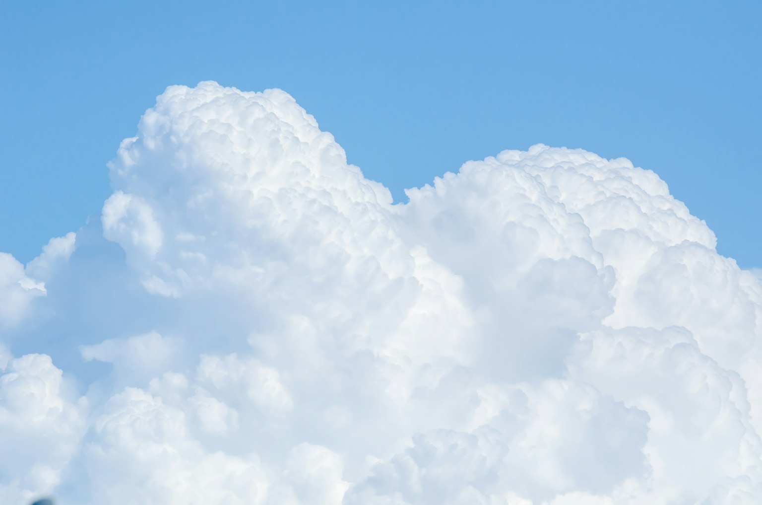 Nuvole bianche soffici contro un cielo blu chiaro