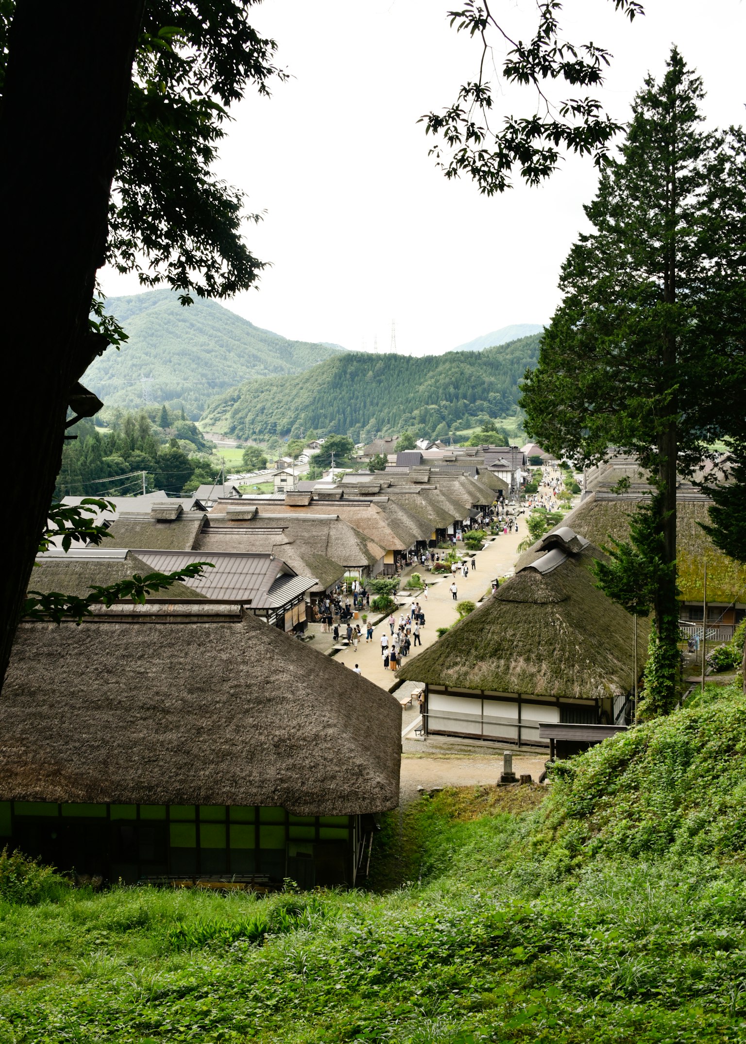 Vue pittoresque d'un village traditionnel niché dans les montagnes avec des maisons à toit de chaume
