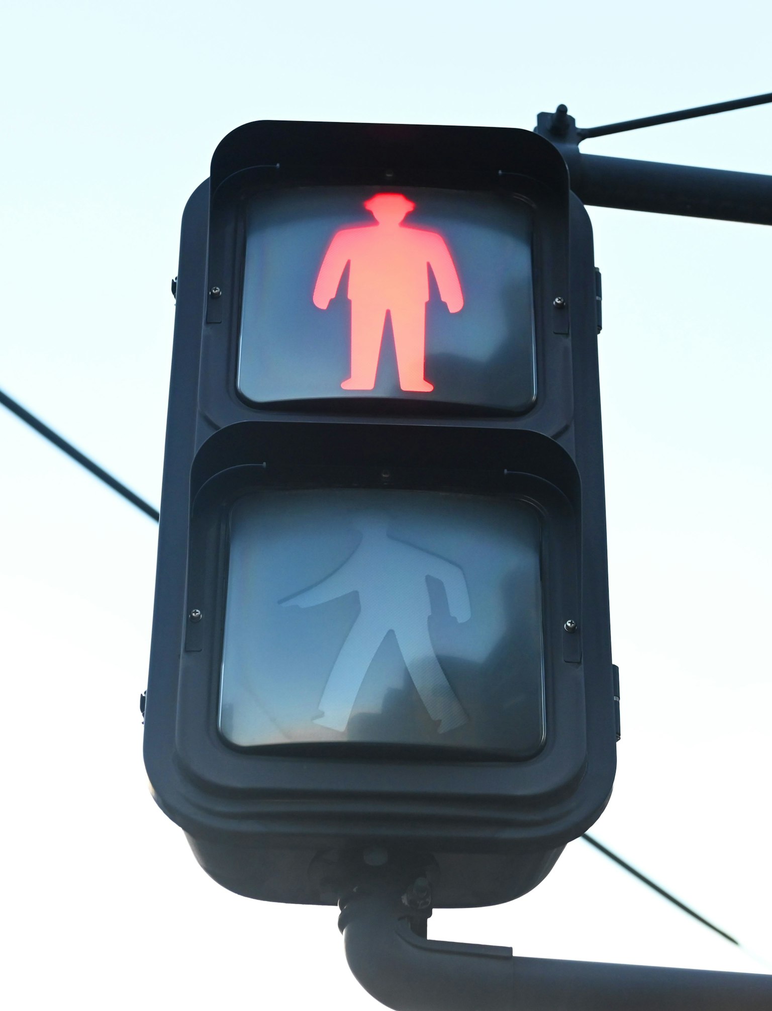 Gambar sinyal lalu lintas pejalan kaki merah dengan siluet orang