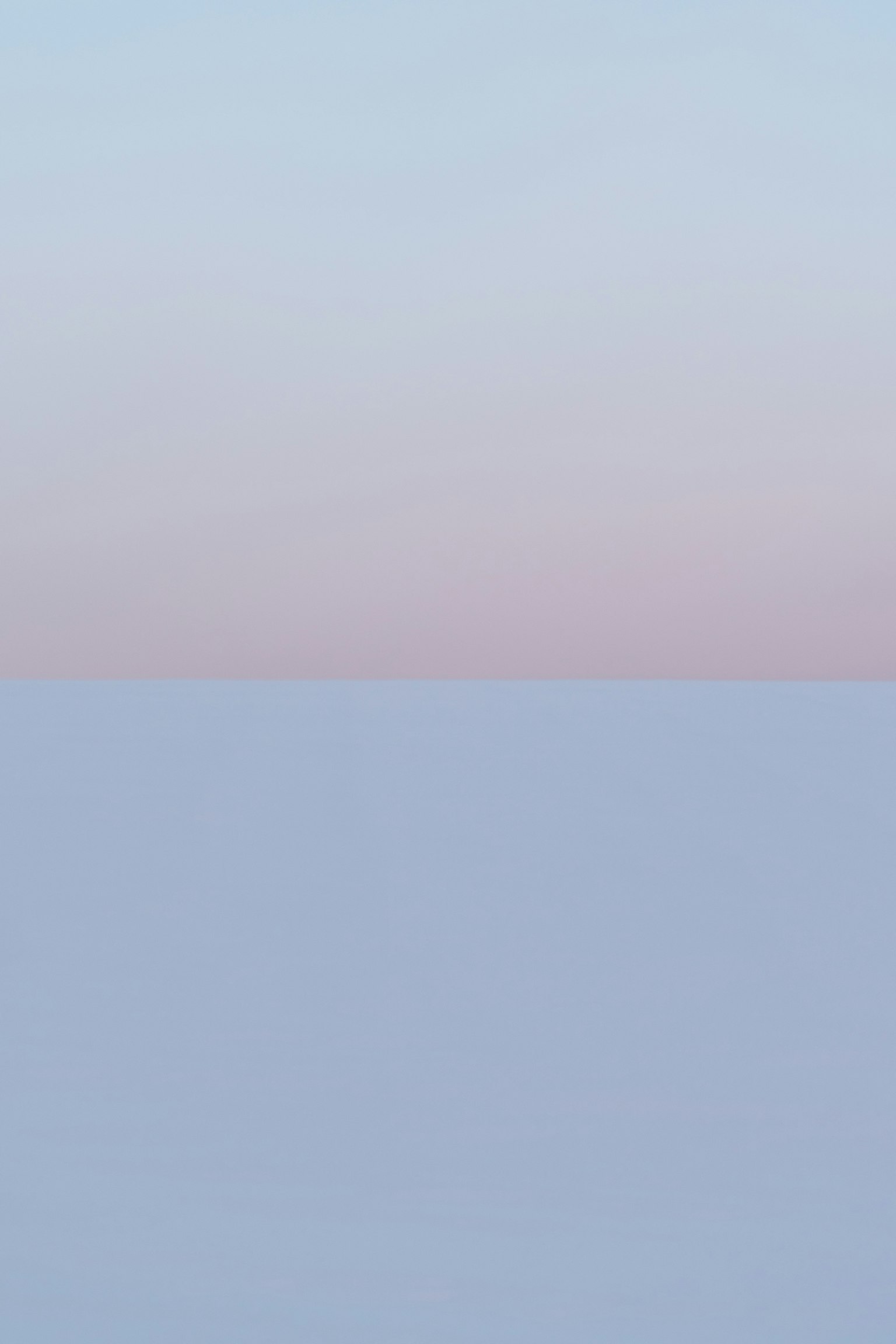 Paysage calme avec un dégradé de ciel et d'eau