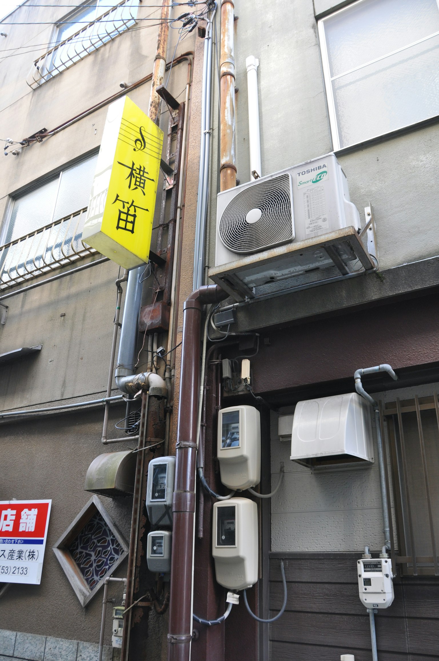 老舊建築牆壁上安裝的空調和電表管道