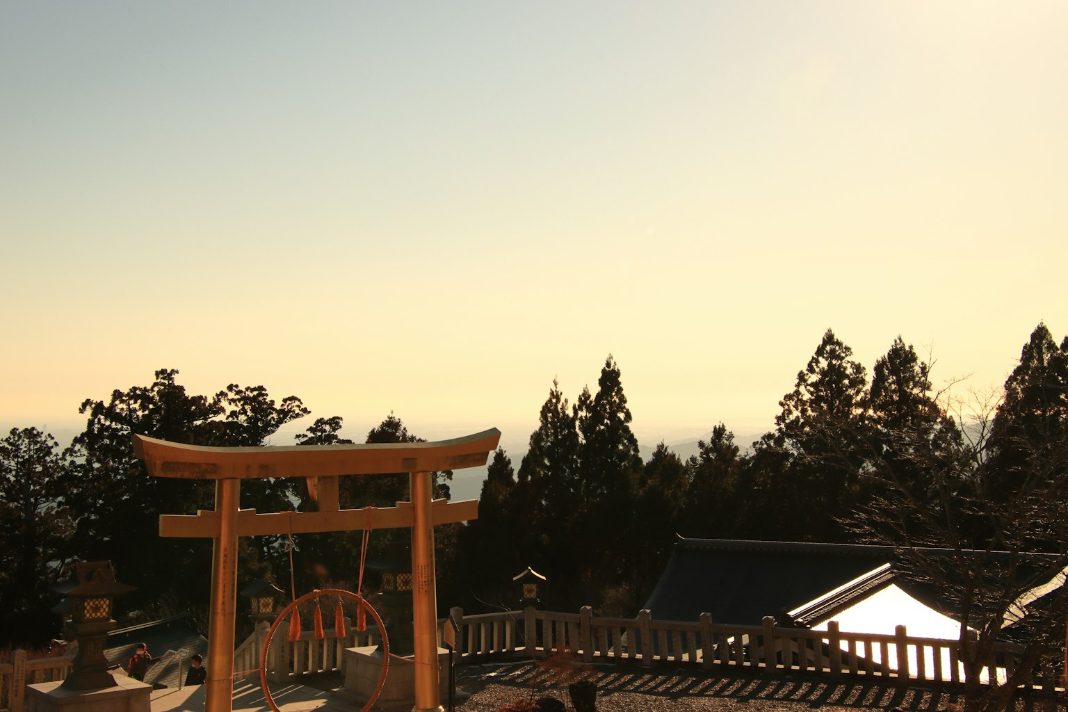 山上鸟居与树木轮廓的风景