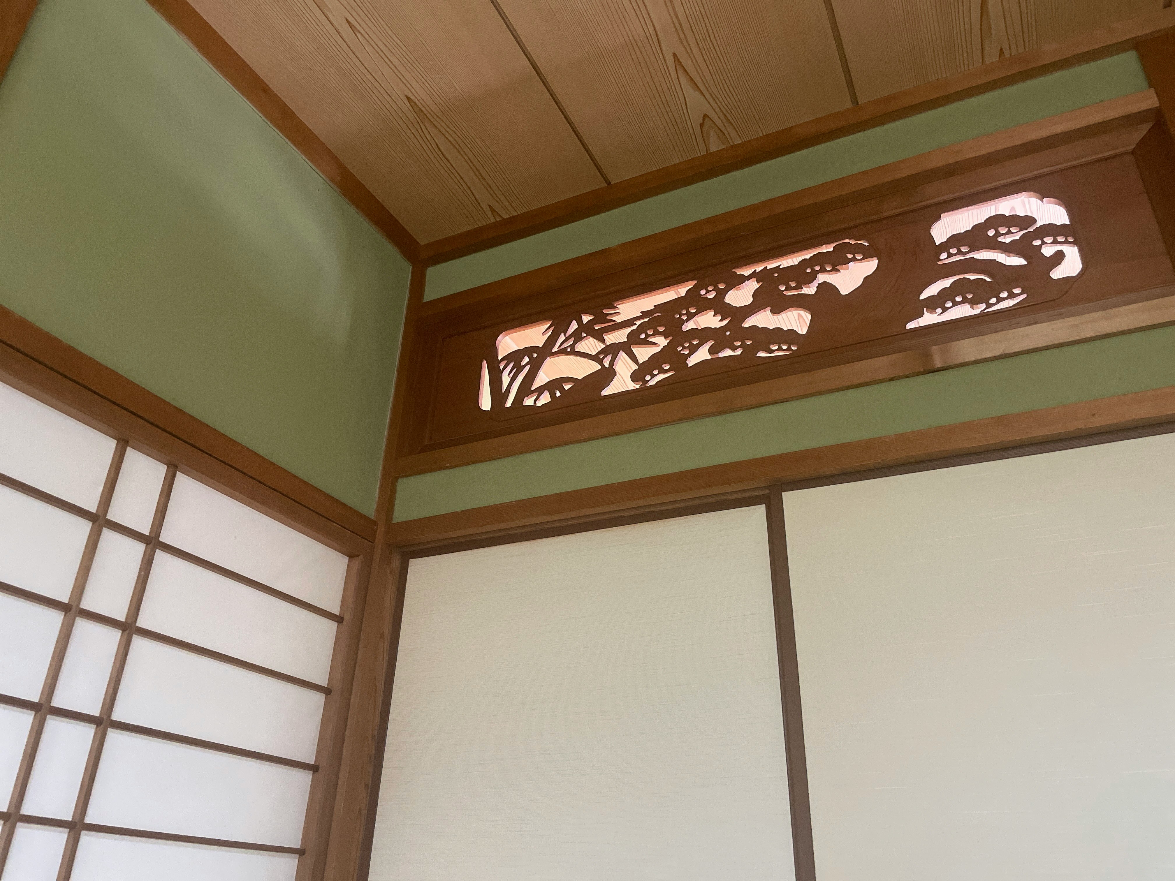 和模様の入った障子がある和室の一角