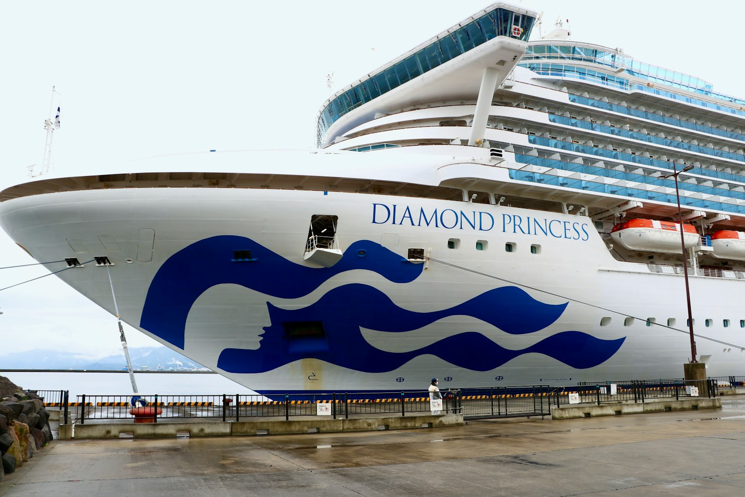ภาพของเรือสำราญ Diamond Princess พร้อมการออกแบบคลื่นสีน้ำเงินที่หัวเรือ