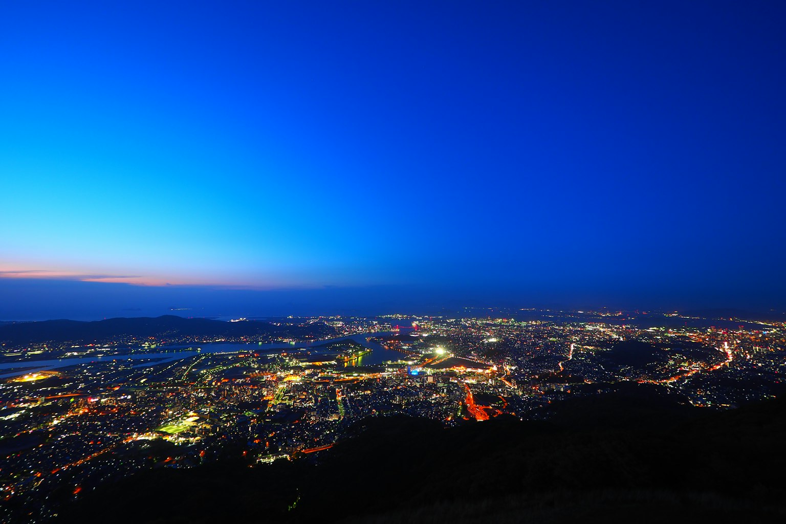 Pemandangan panorama kota yang indah di malam hari