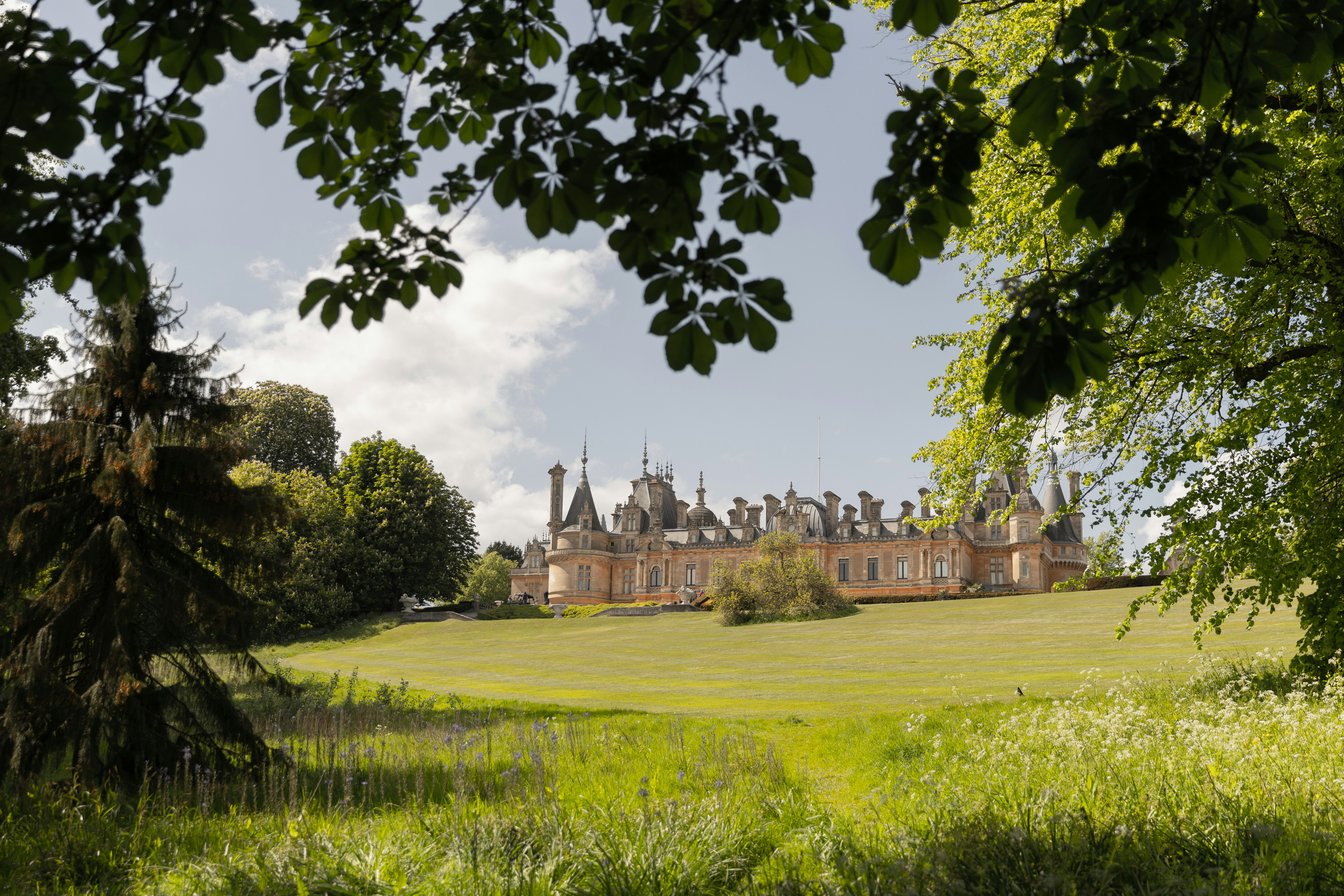 Façade du Waddesdon Manor avec pelouse et jardins