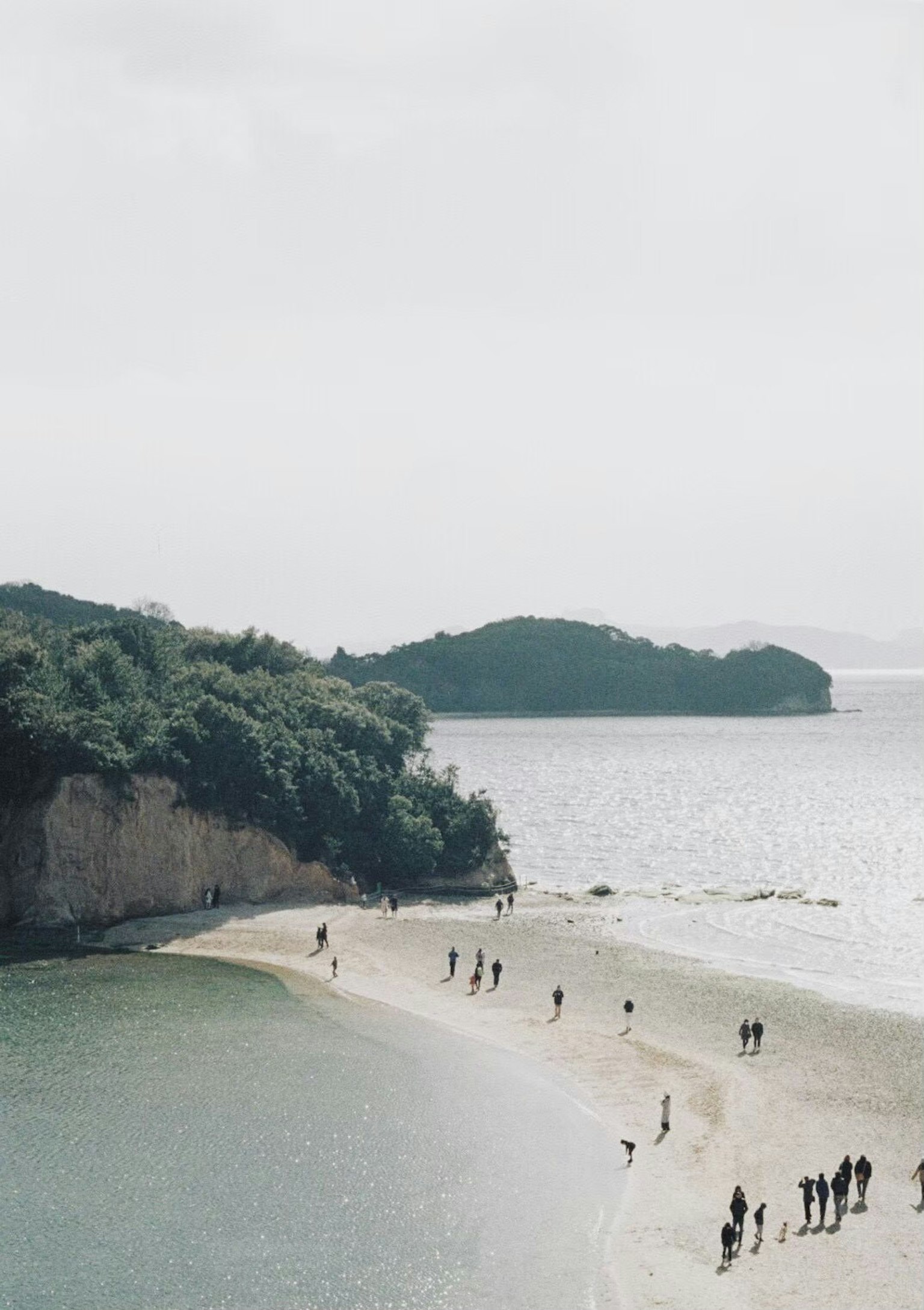 人们沿着海岸线散步，享受美丽的海景