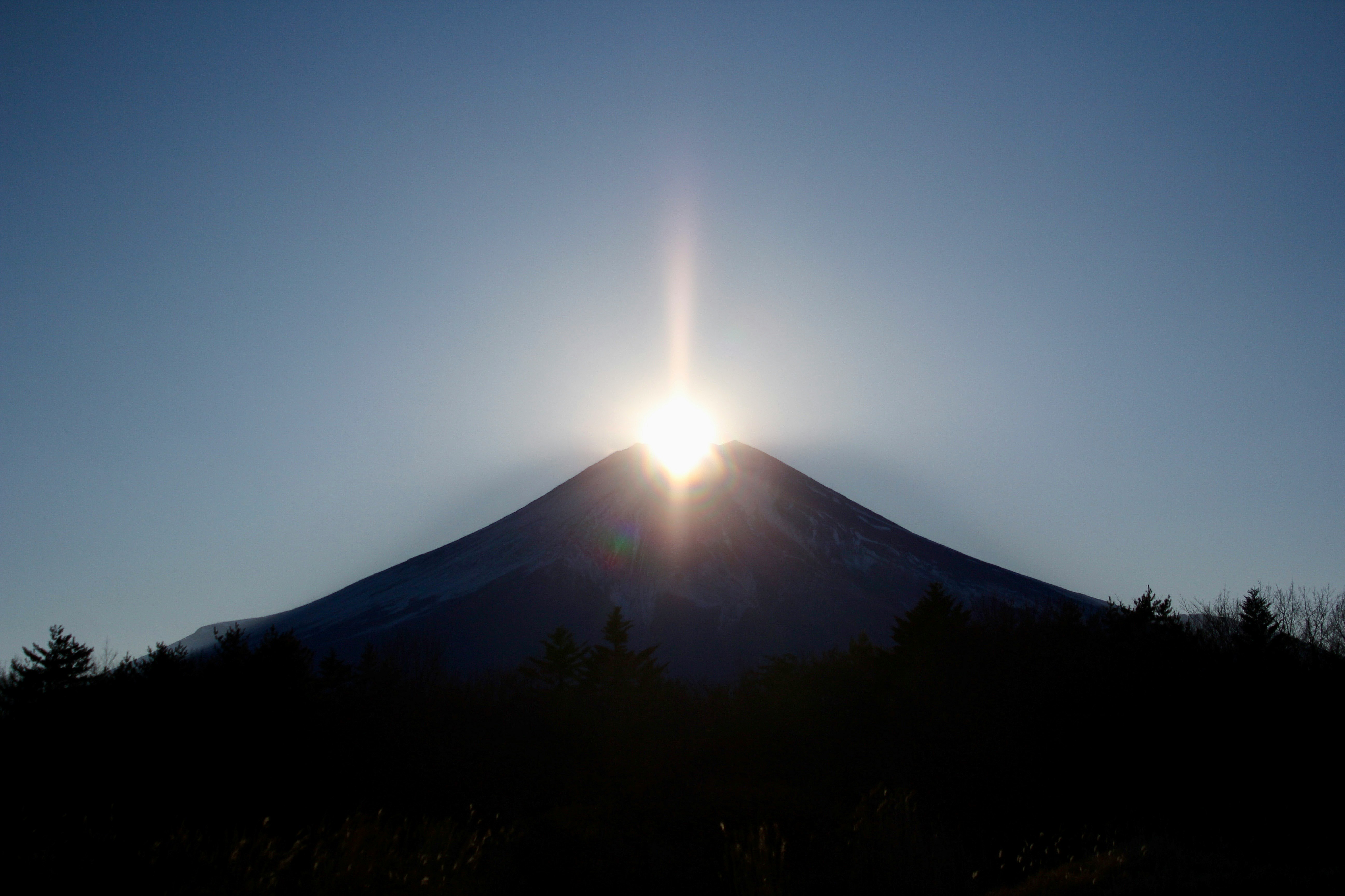 sagoma di montagna con luce dell’alba