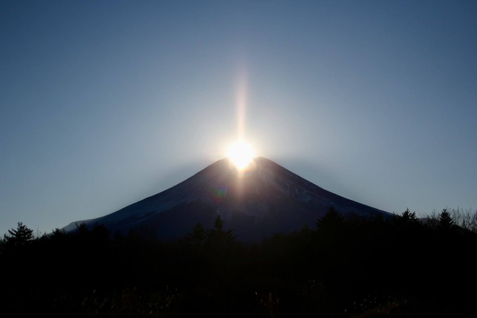 Silhouette del Monte Fuji con effetto di raggi solari