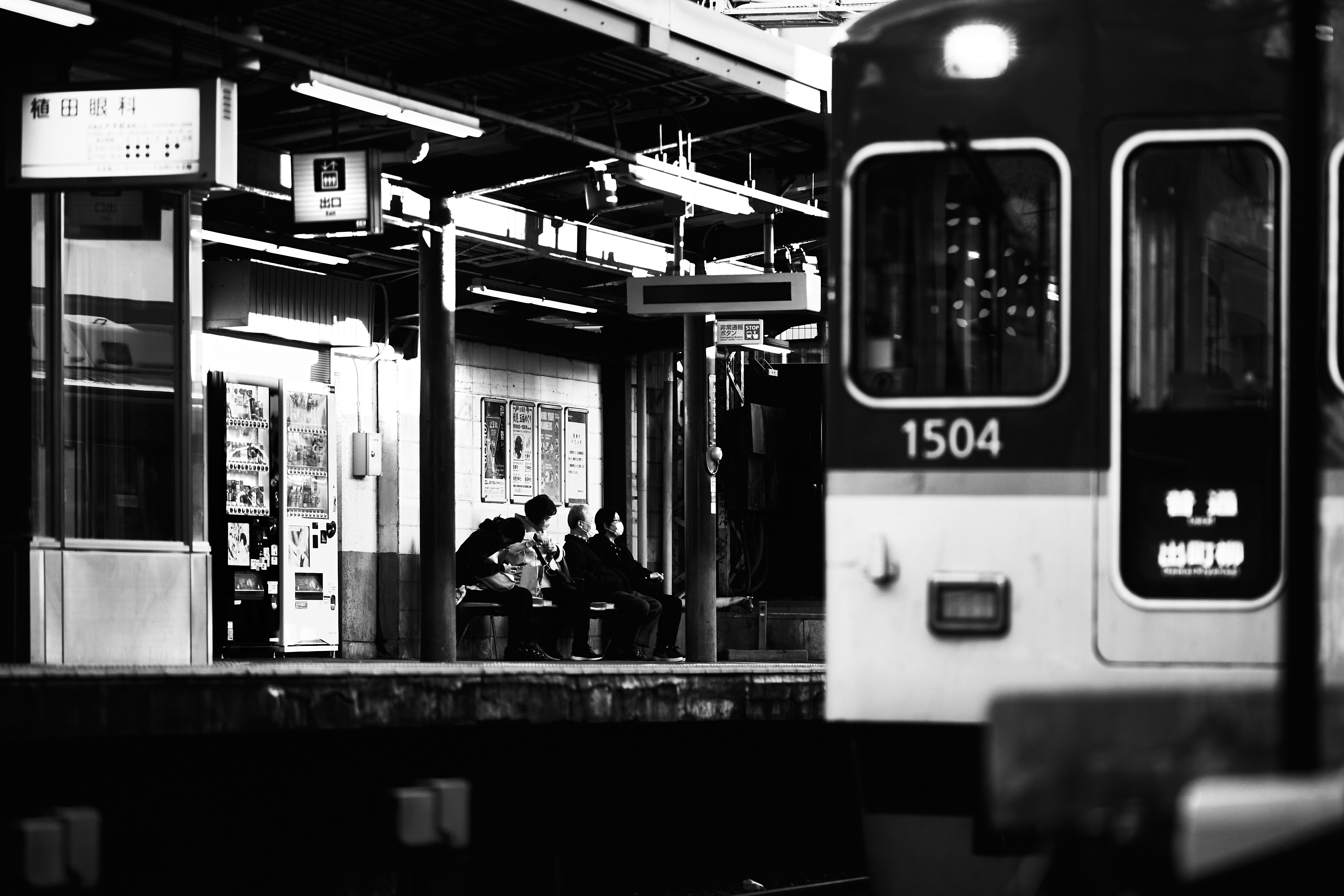京都・伏見桃山の駅ホームで停車する電車と人々