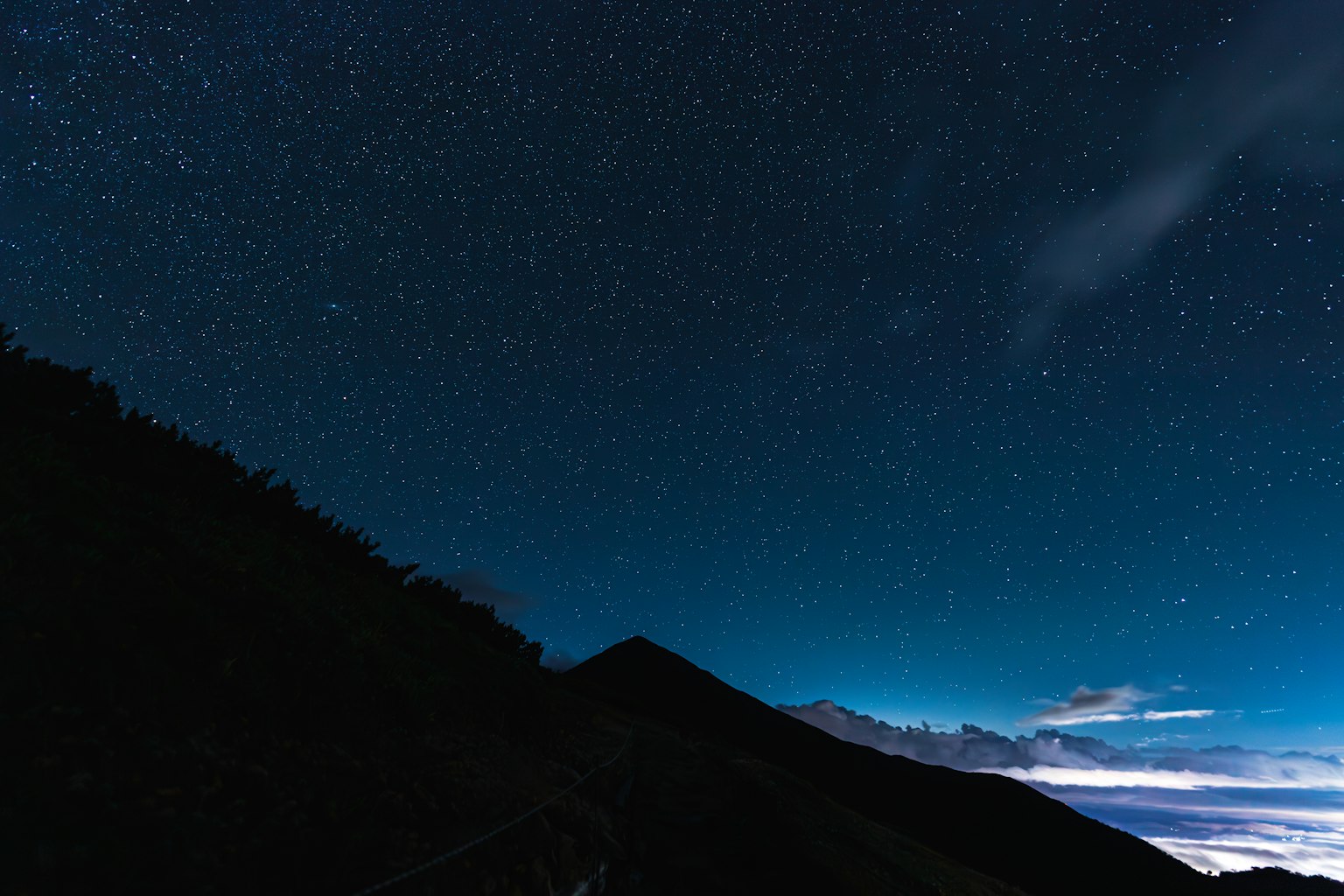 Wunderschöne Nachtlandschaft mit sternenklarem Himmel und Bergsilhouette