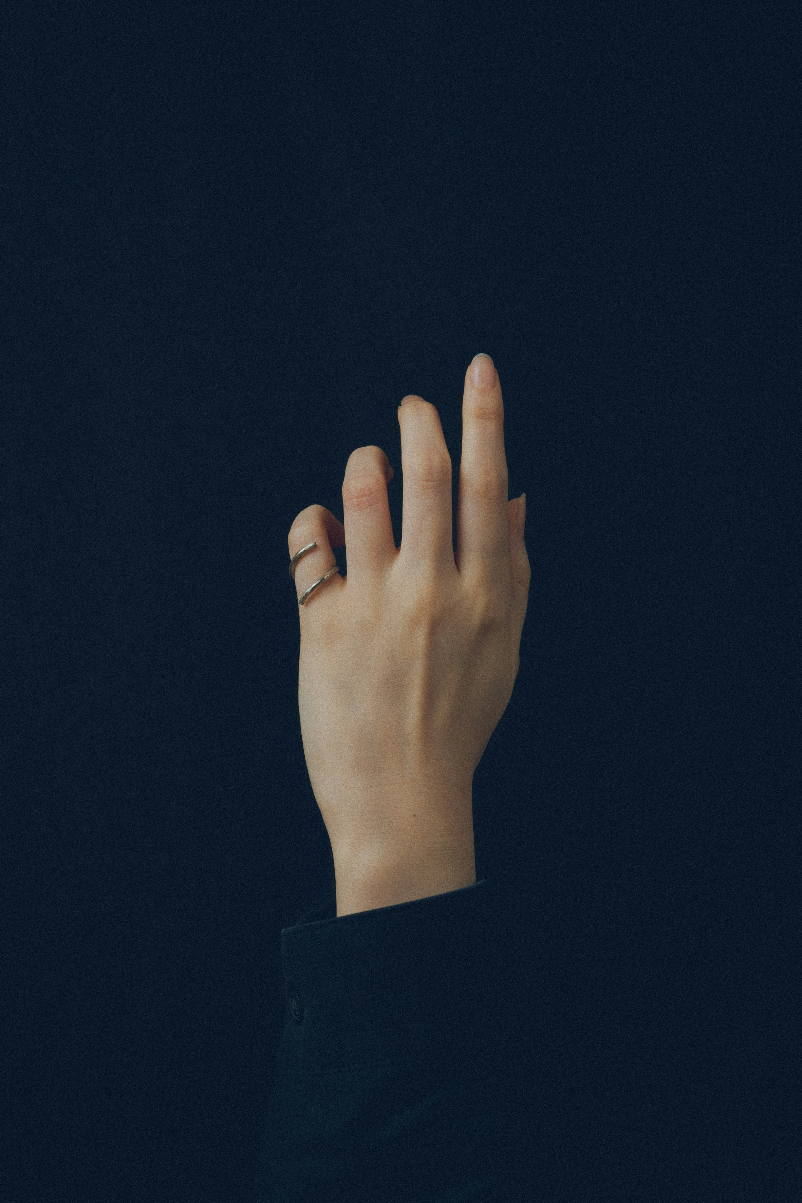 Nahaufnahme einer ausgestreckten Hand vor blauem Hintergrund