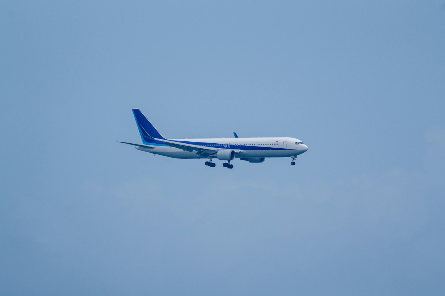 在蓝天背景下飞行的飞机