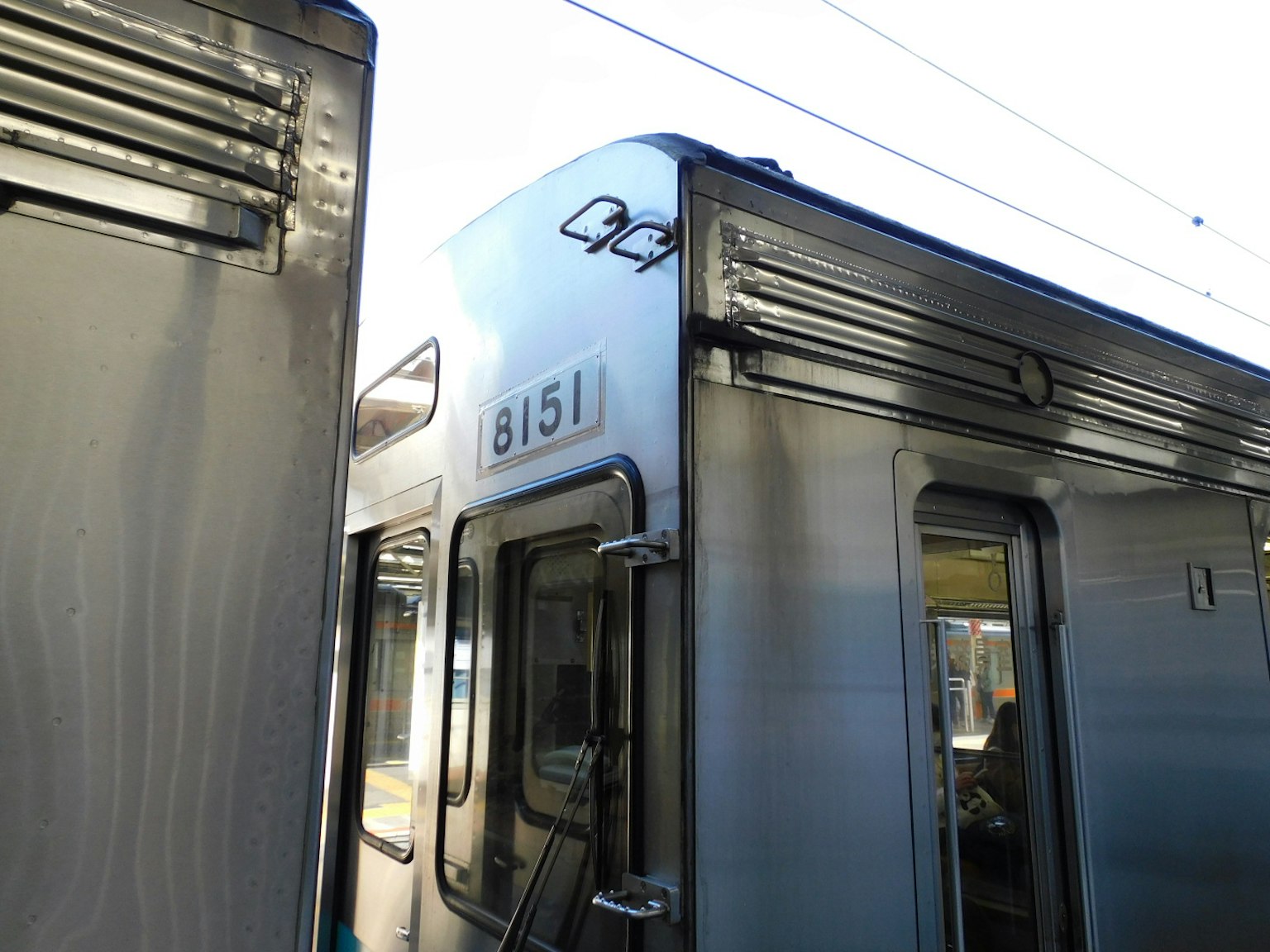 Close-up dari kereta perak dengan nomor 8151 terlihat