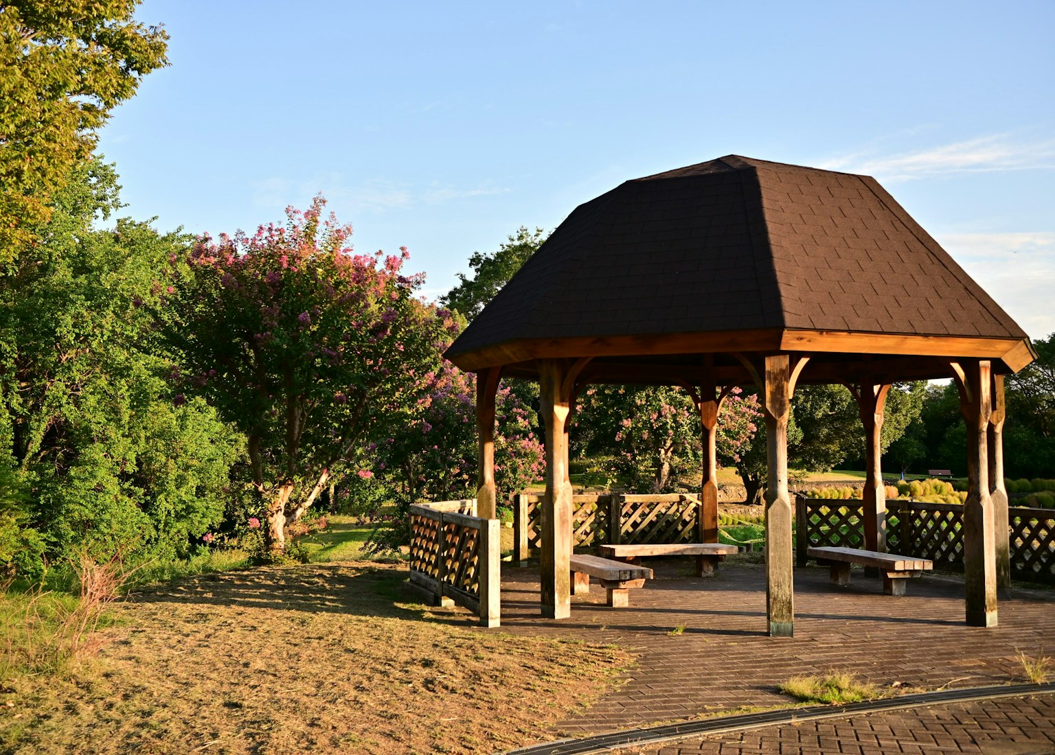 公園の木製のパビリオンと緑豊かな風景
