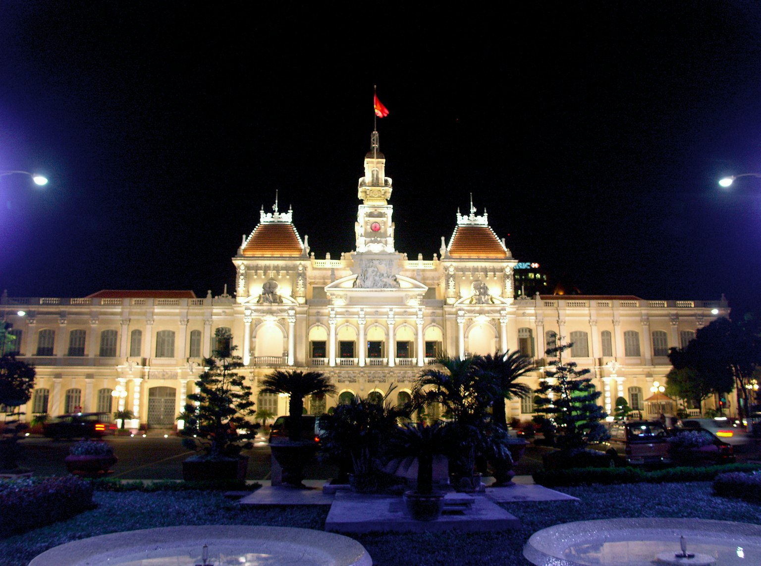 胡志明市美麗的夜景和燈光照亮的市政廳