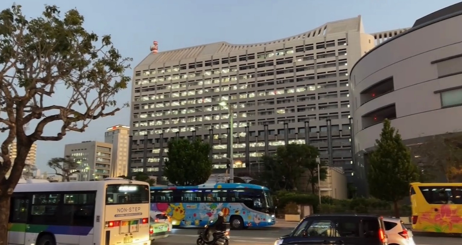 城市景观，建筑和公交车在蓝色的傍晚天空下