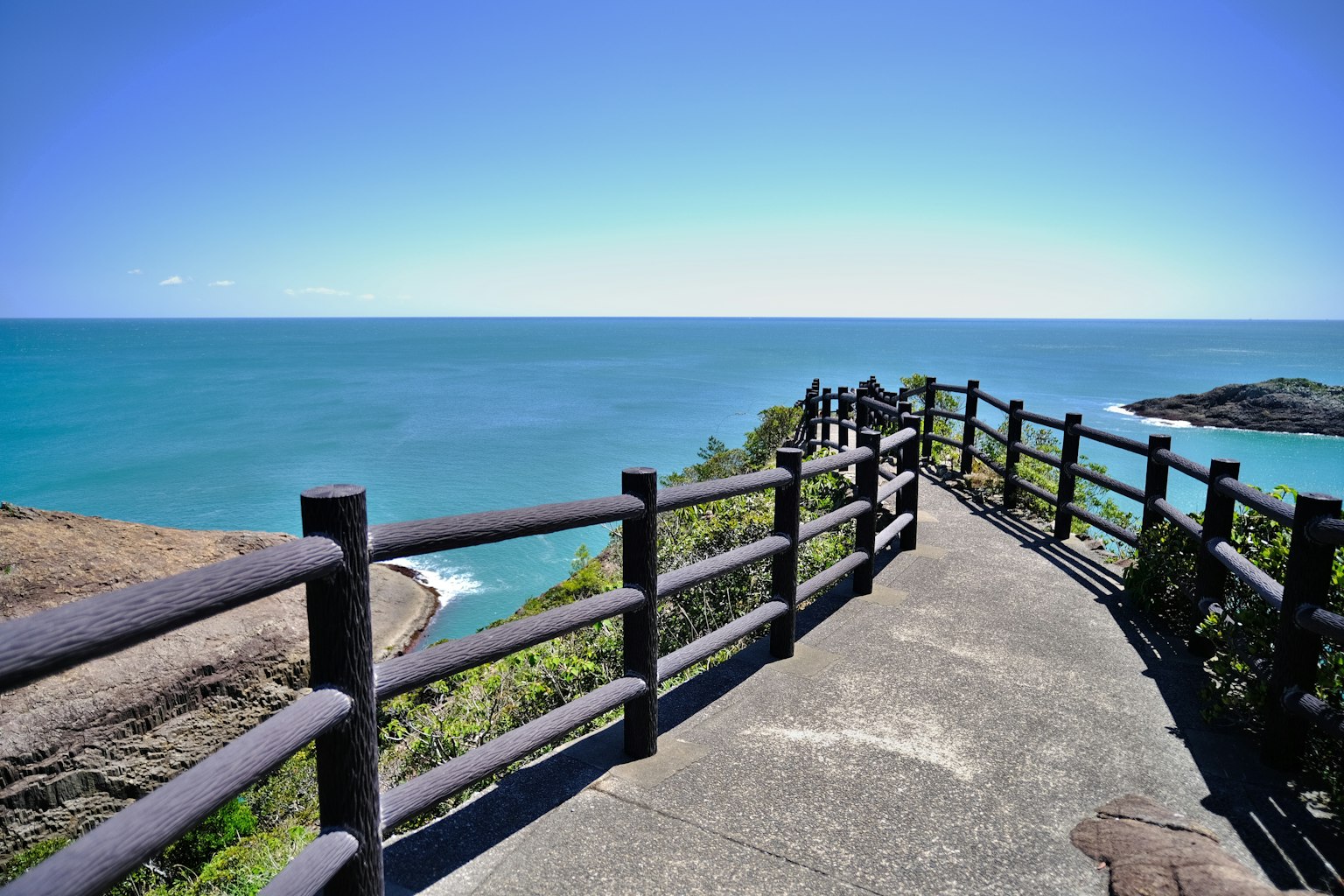 俯瞰海洋的木栅栏风景小道