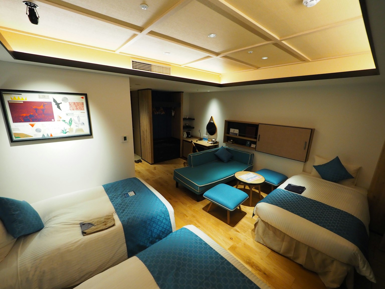 Habitación de hotel moderna con colores brillantes y cojines azules