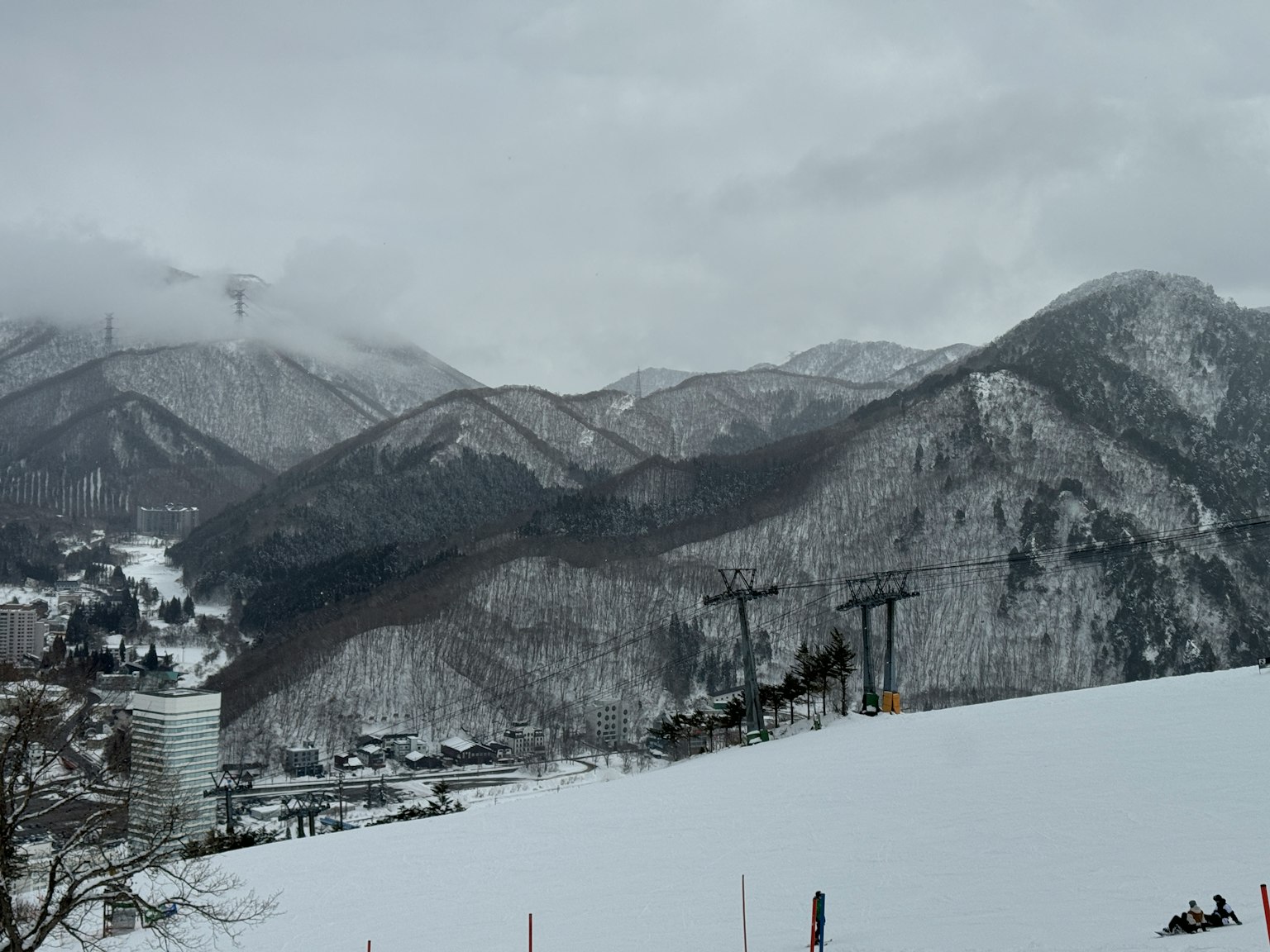 雪覆蓋的山脈和滑雪纜車的冬季景觀