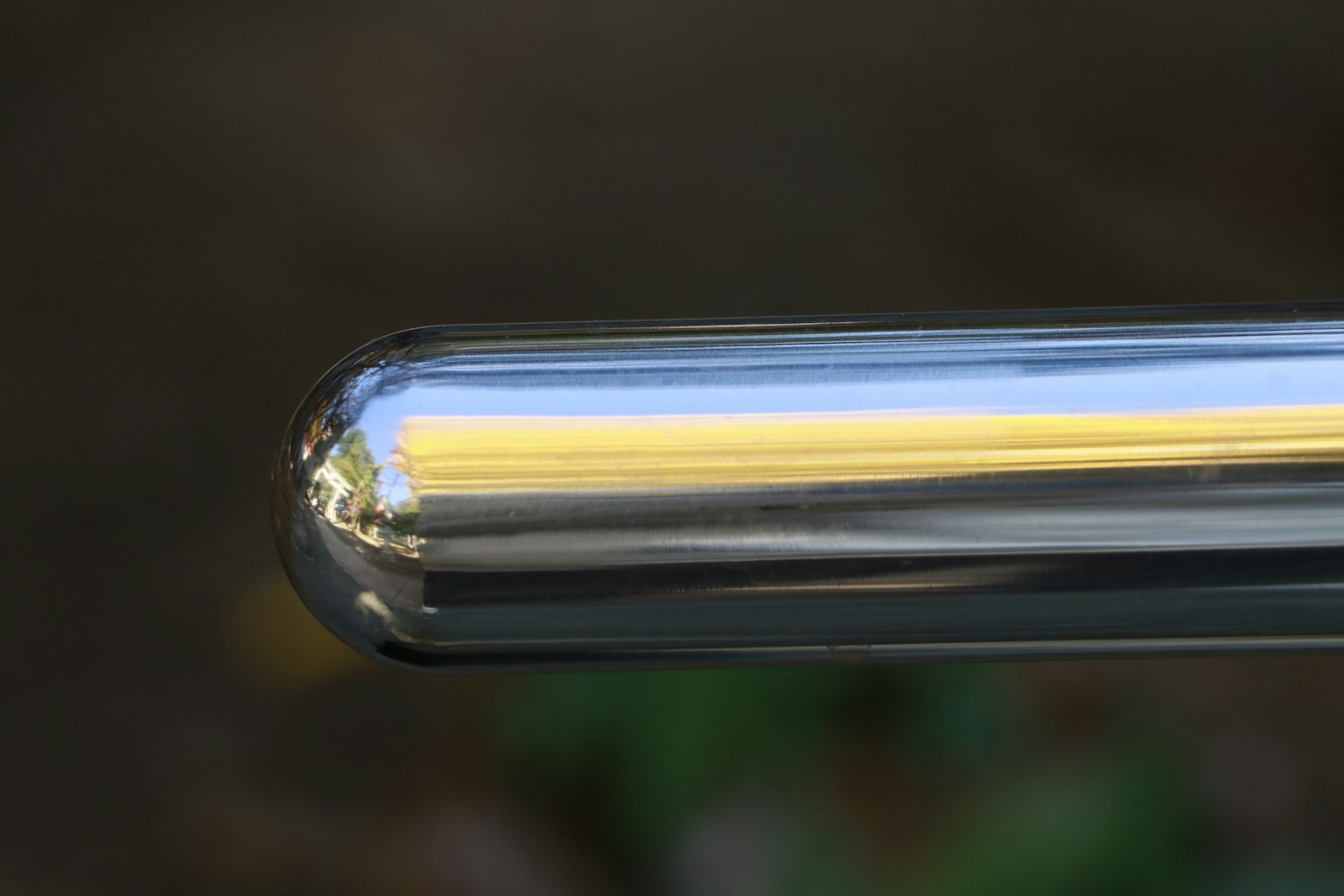 光滑金屬圓柱的特寫，反射光線