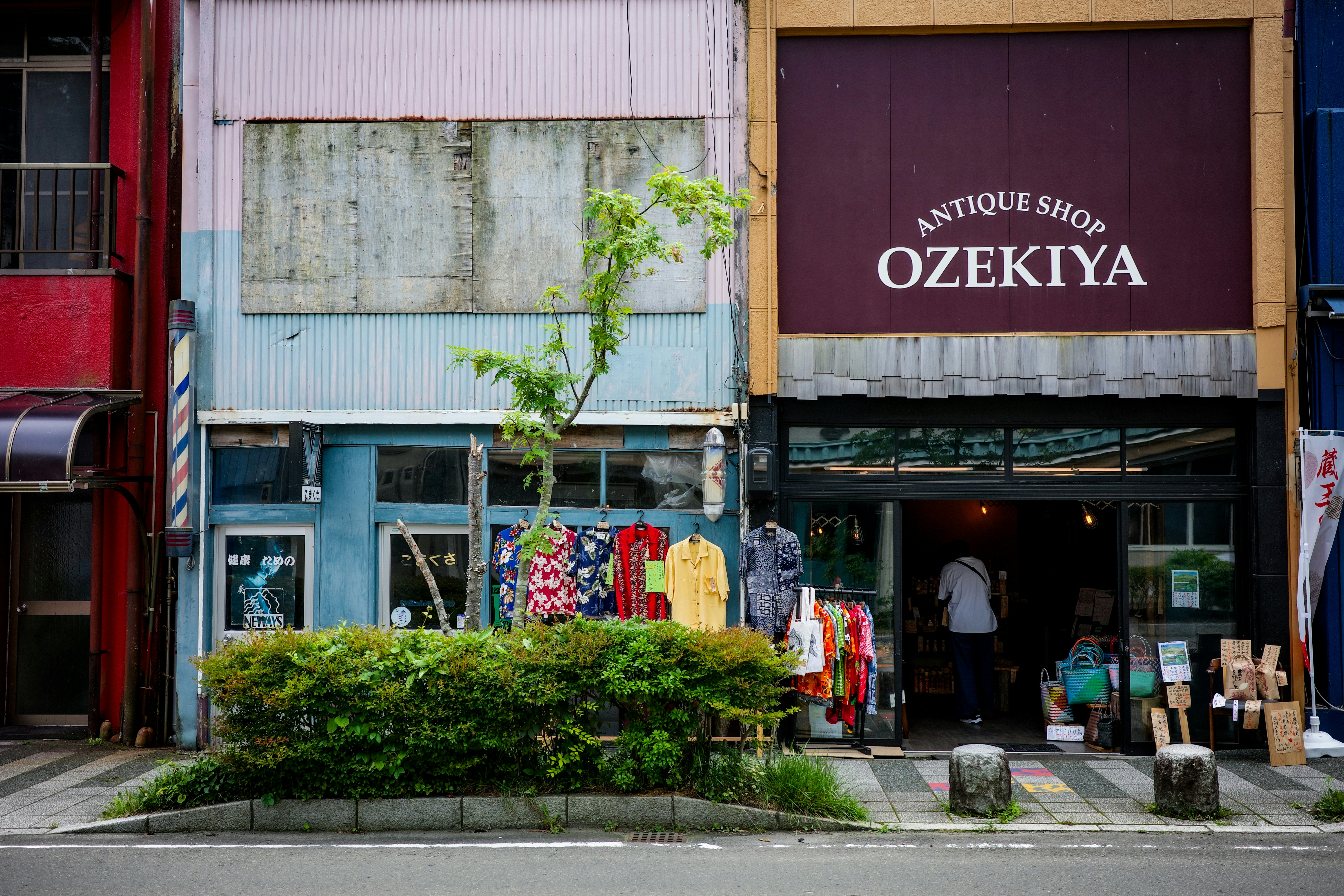 狭窄街道上带“ O Z E K I Y A ”招牌的古董店门面