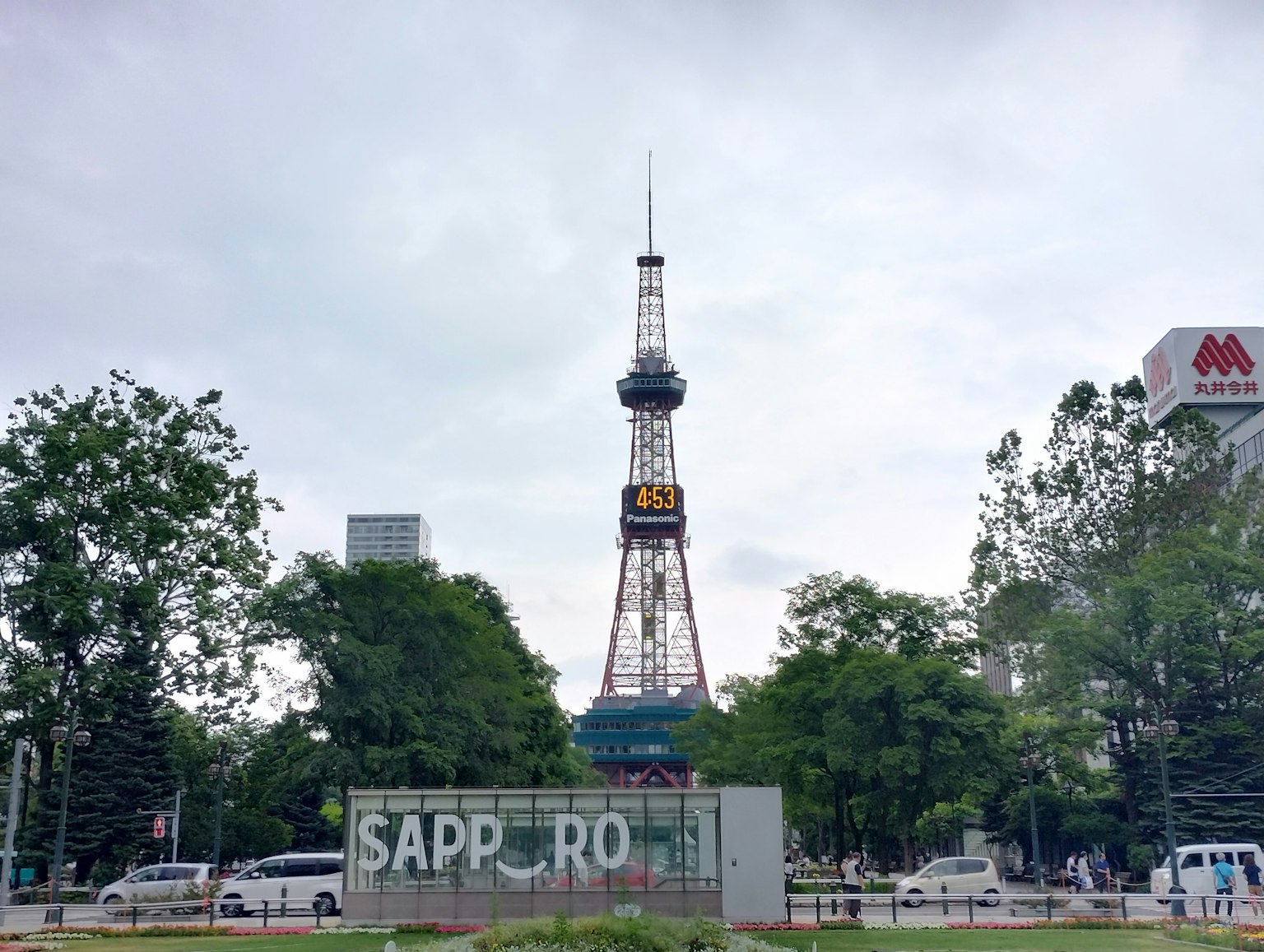 Torre de televisión de Sapporo rodeada de vegetación