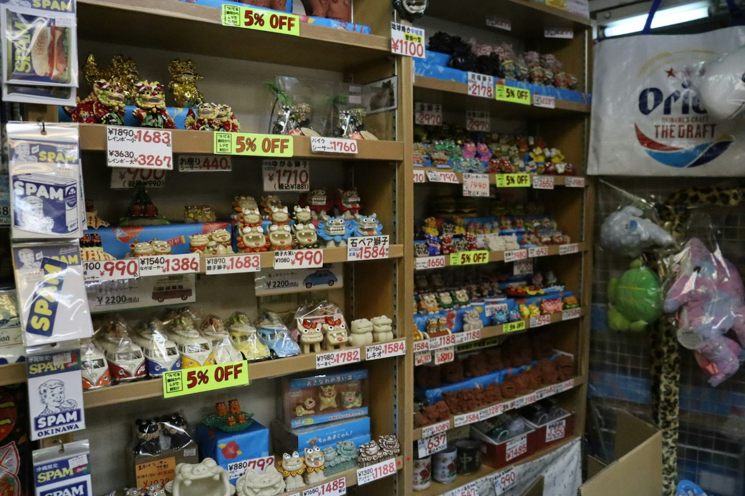 Estantes llenos de varios objetos y decoraciones