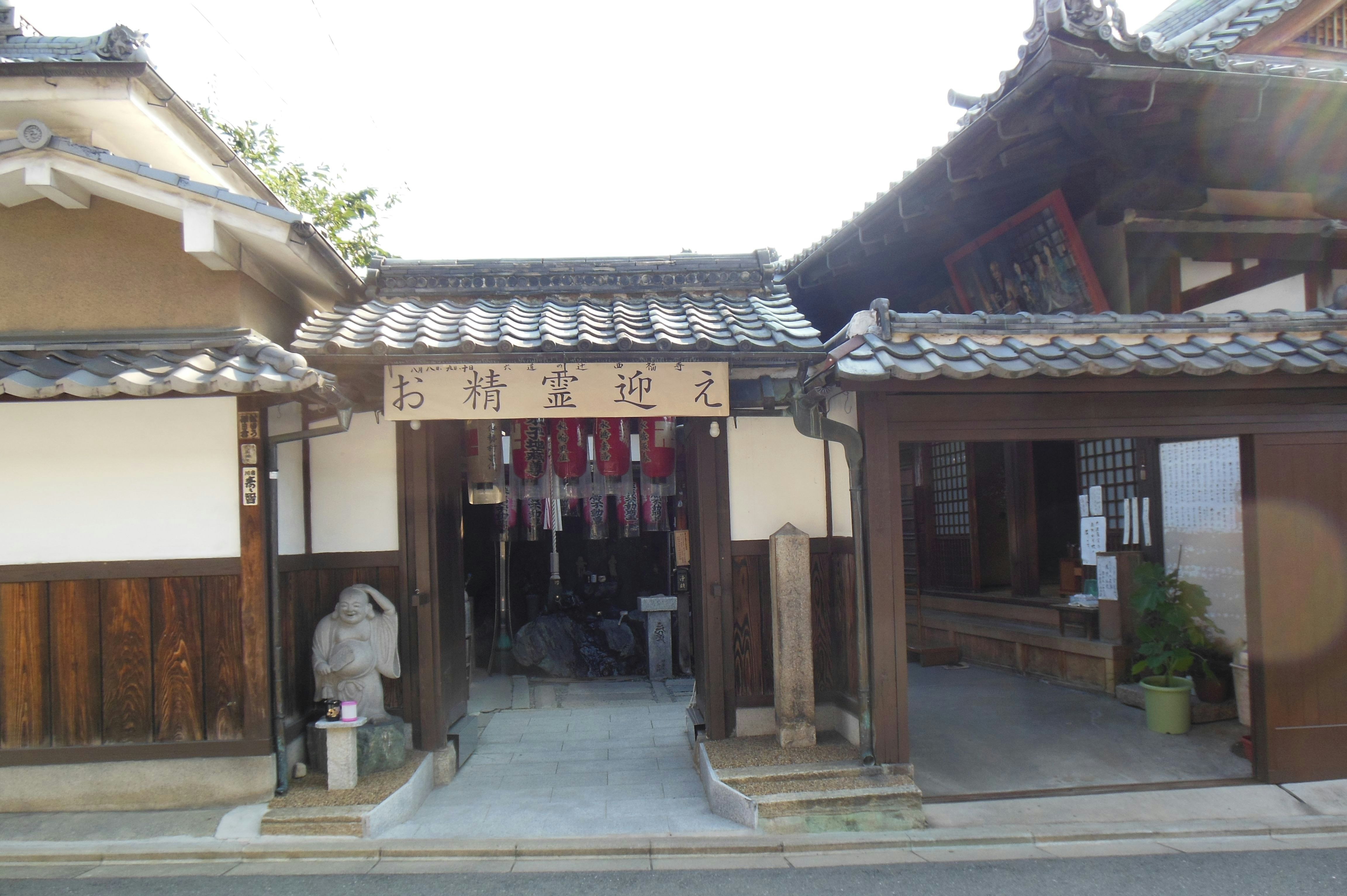狭窄小巷里的传统日式店铺门面，悬挂装饰