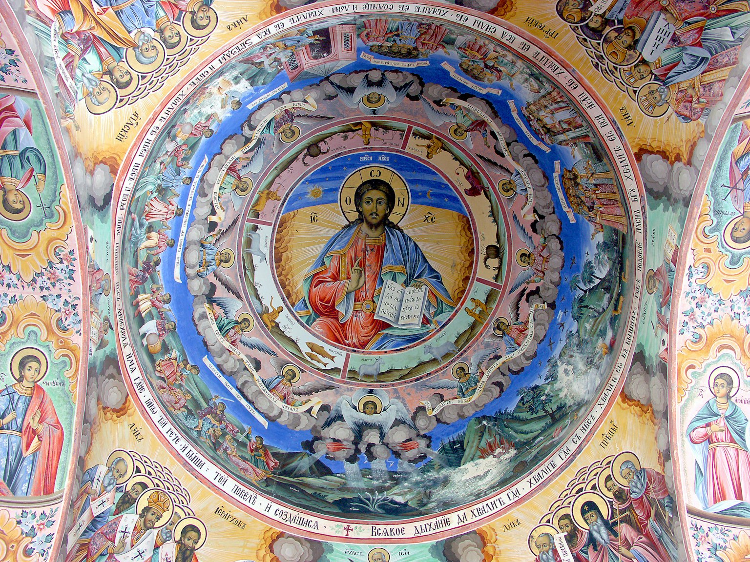 Deckenmural mit Christus und umgebenden Heiligen in lebendigen Farben
