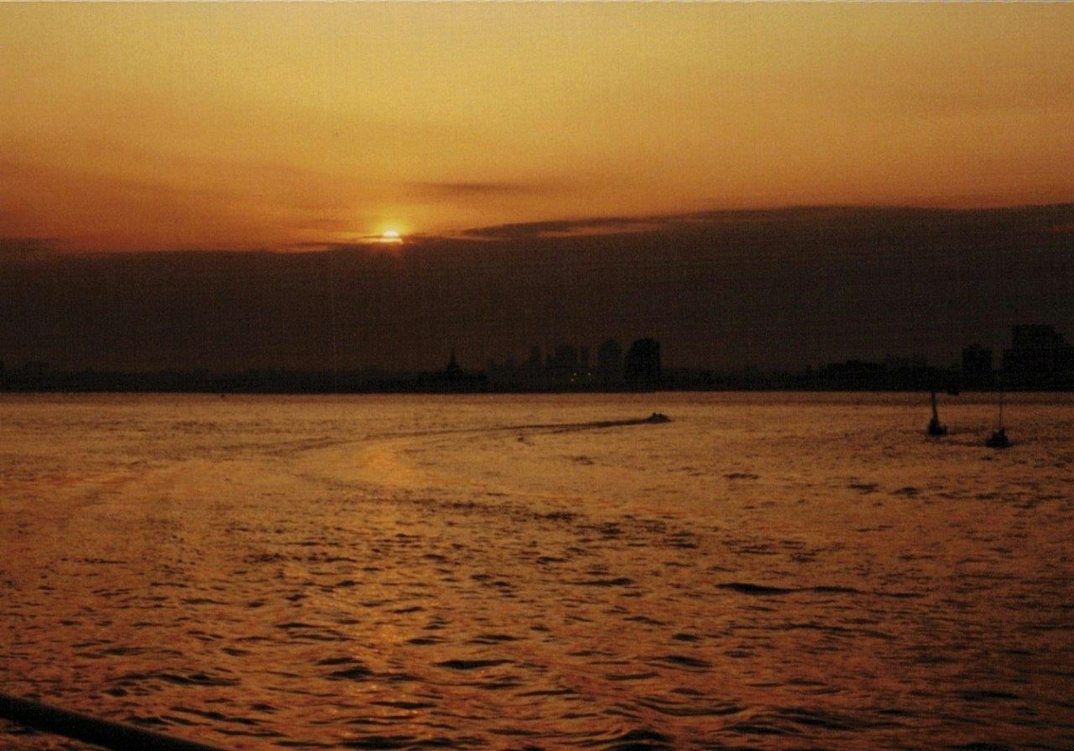 宁静的河流场景，日落映照在水面上
