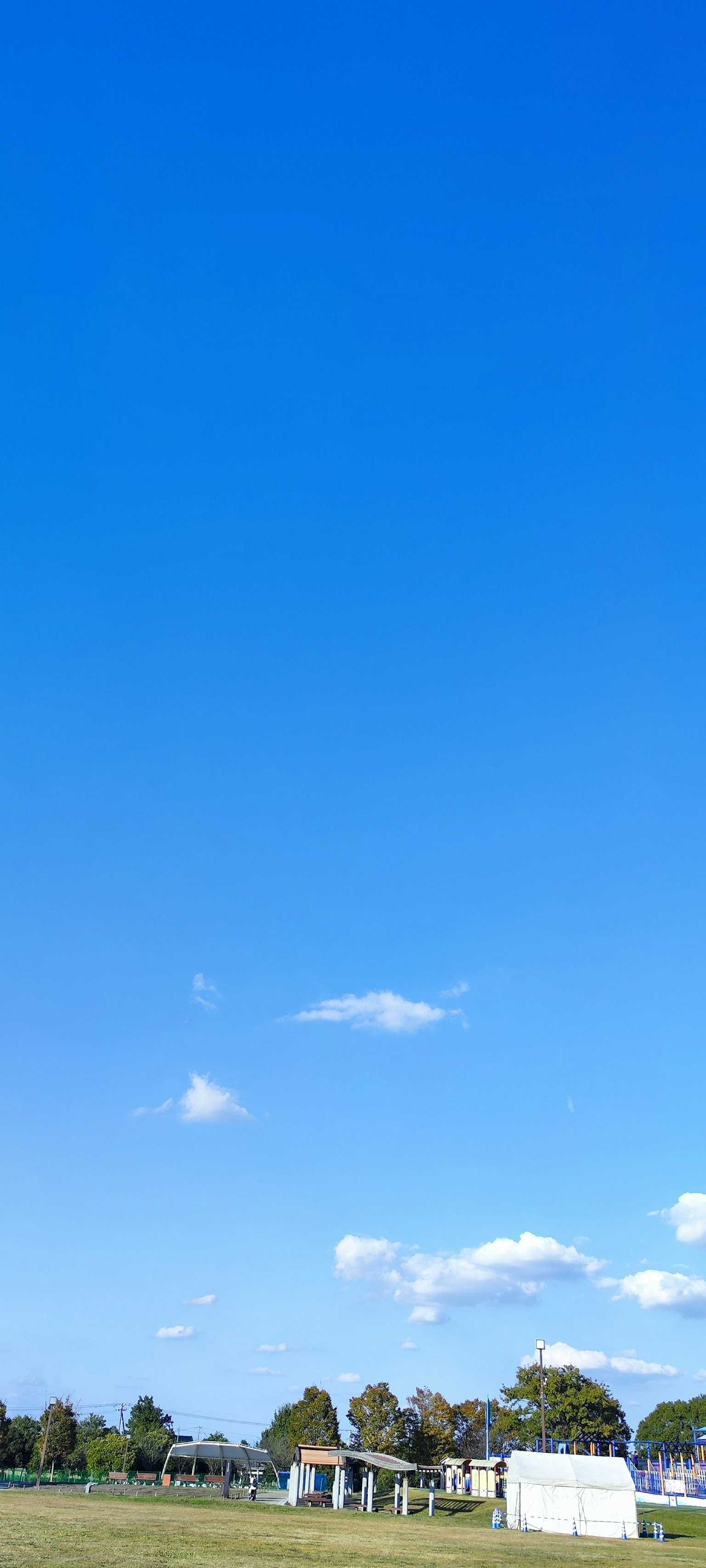 Cielo azul claro con algunas nubes blancas