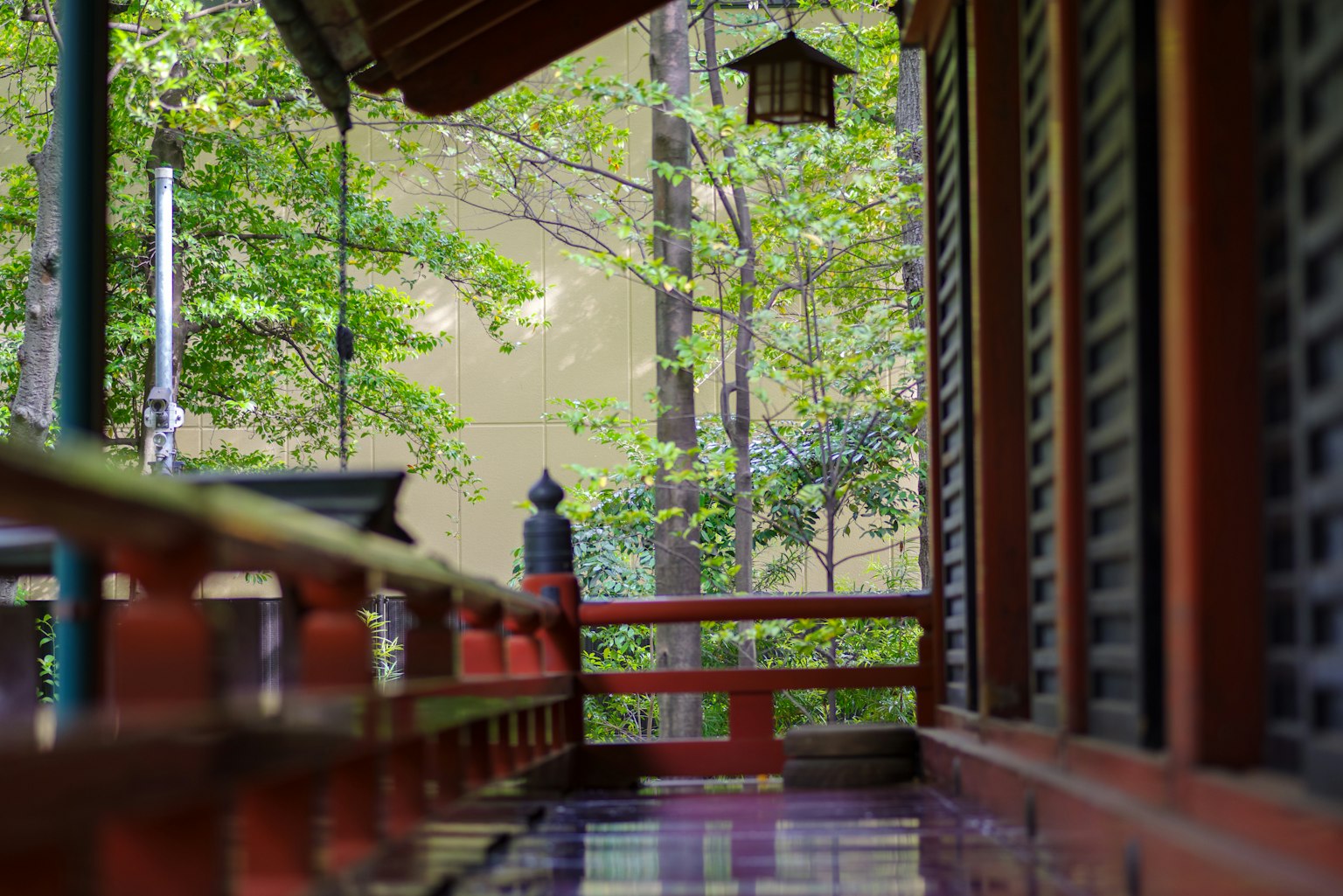 俯瞰美麗花園的傳統日本建築陽台的景色